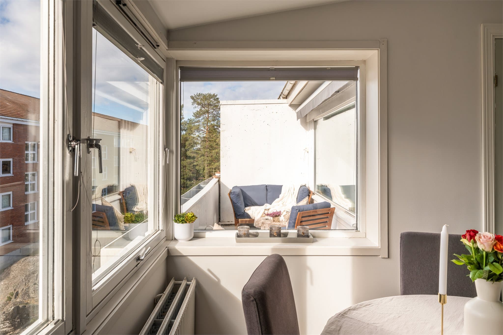 Store vinduer på flere kanter sørger for ekstra gode lysforhold.