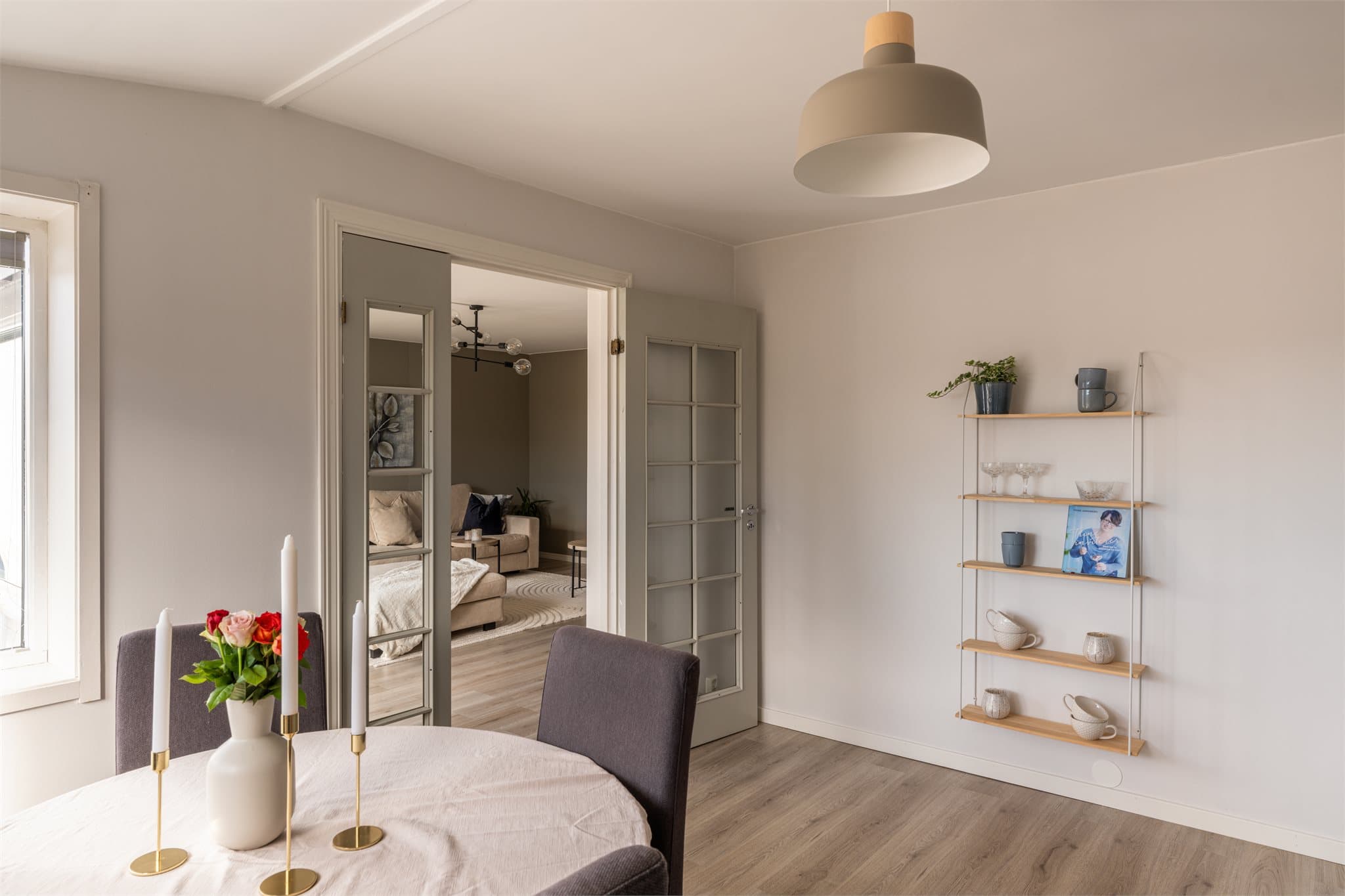 Her får dere et romslig og praktisk kjøkken med mulighet for å stenge av mot stuesonen.