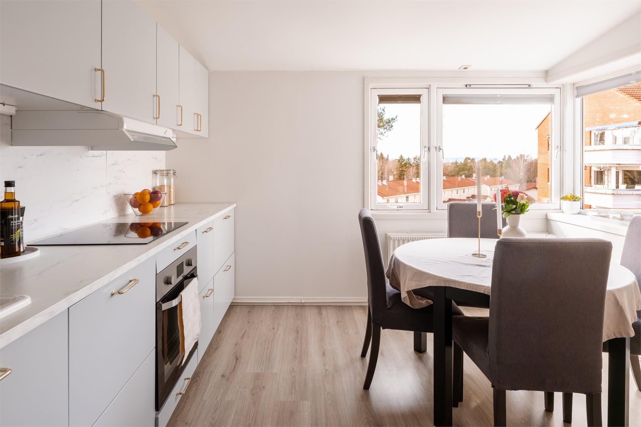 Kjøkkenet har plass til eget spisebord, noe som gir en hyggelig og praktisk løsning som egner seg godt for både familier og sosiale sammenkomster.