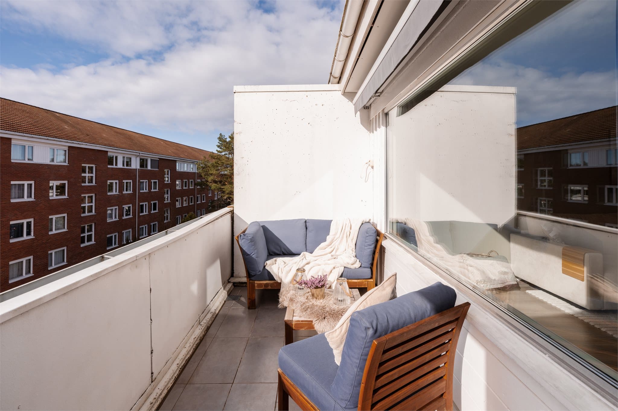 Det er rikelig med plass til utemøbler på balkongen.