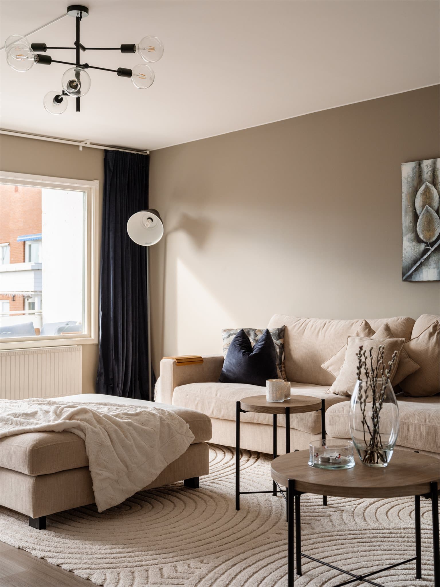 Stuen er romslig med moderne fargevalg og god plass til en stor sofagruppe.