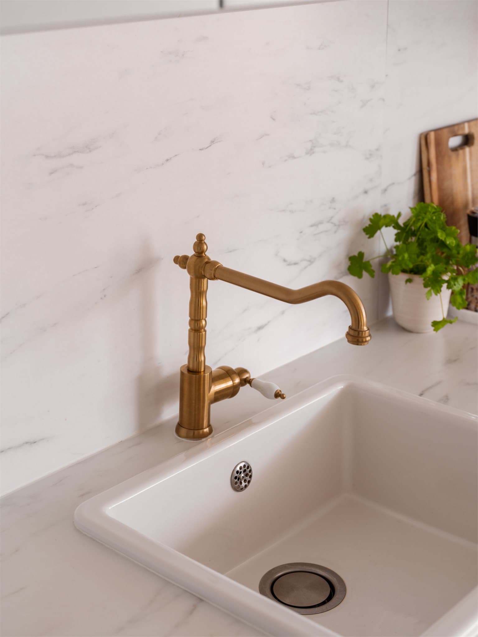 Kjøkkenet er utstyrt med ettgreps nostalgi kjøkkenkran i messing og integrerte hvitevarer, herunder oppvaskmaskin, stekeovn, induksjonstopp og kjøl/frys.