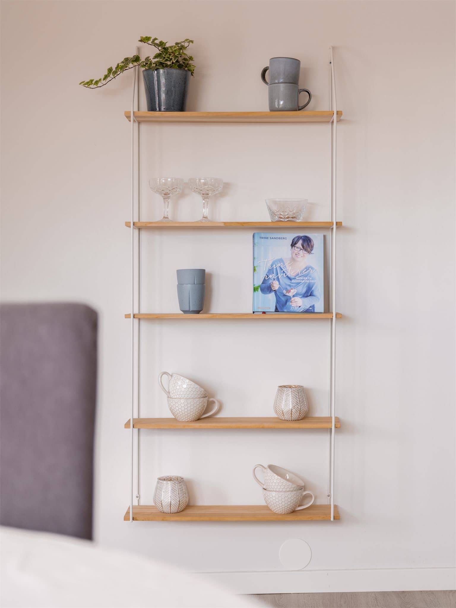 Detaljer fra kjøkkenveggen.