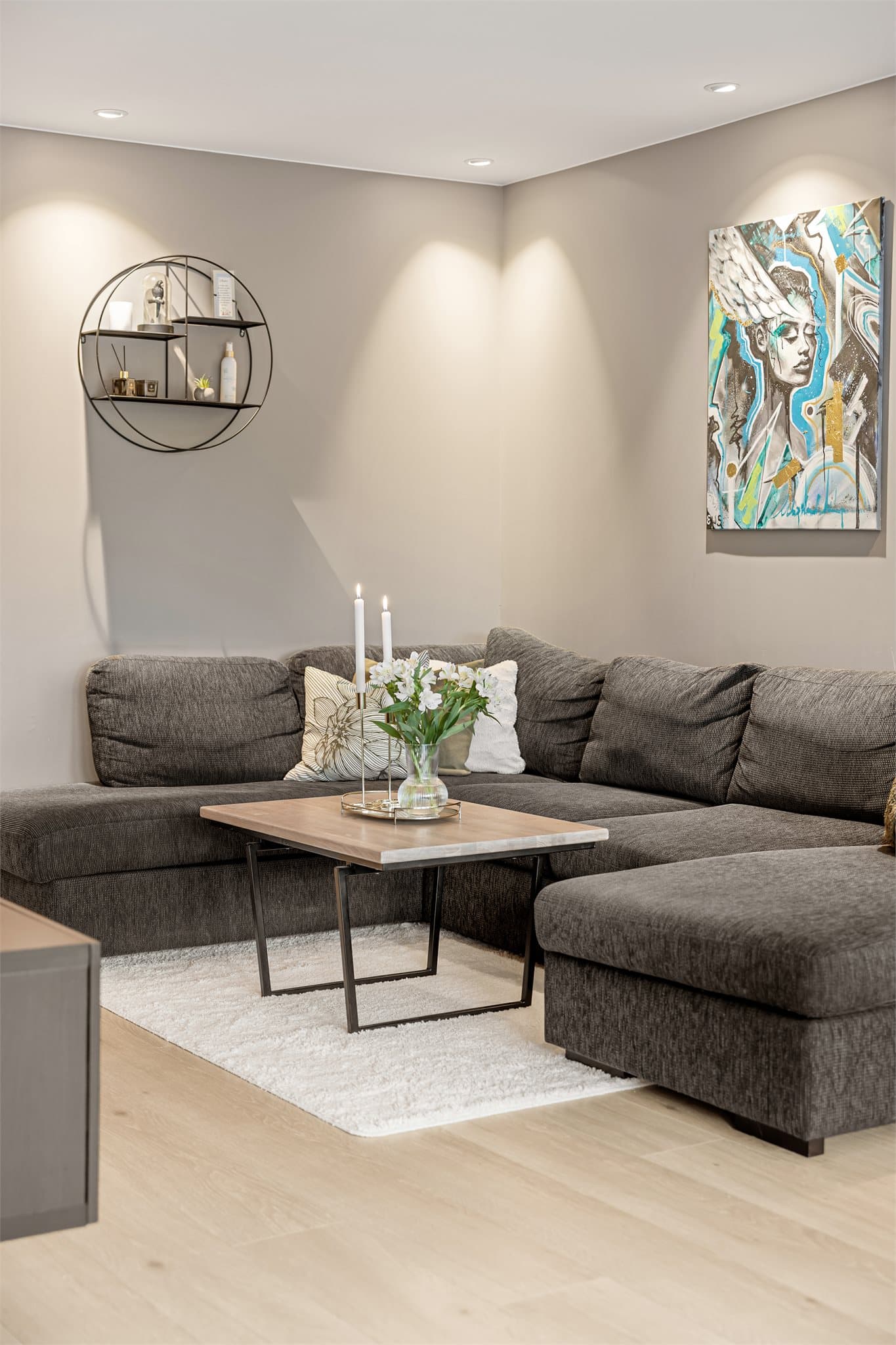 Det er også installert moderne downlights i himlingen, noe som bidrar til et stilrent uttrykk og god belysning.