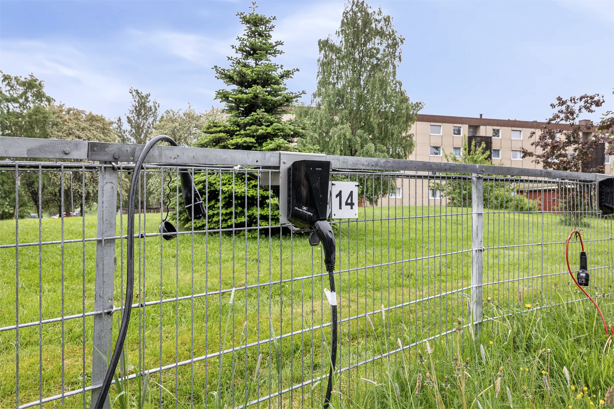 Den enkelte andelseier disponerer én fast parkeringsplass og har i tillegg tilgang til gjesteparkering, administrert gjennom SmartOblat-registeret. Det er 21 plasser med lader som tildels etter søknad til styret.