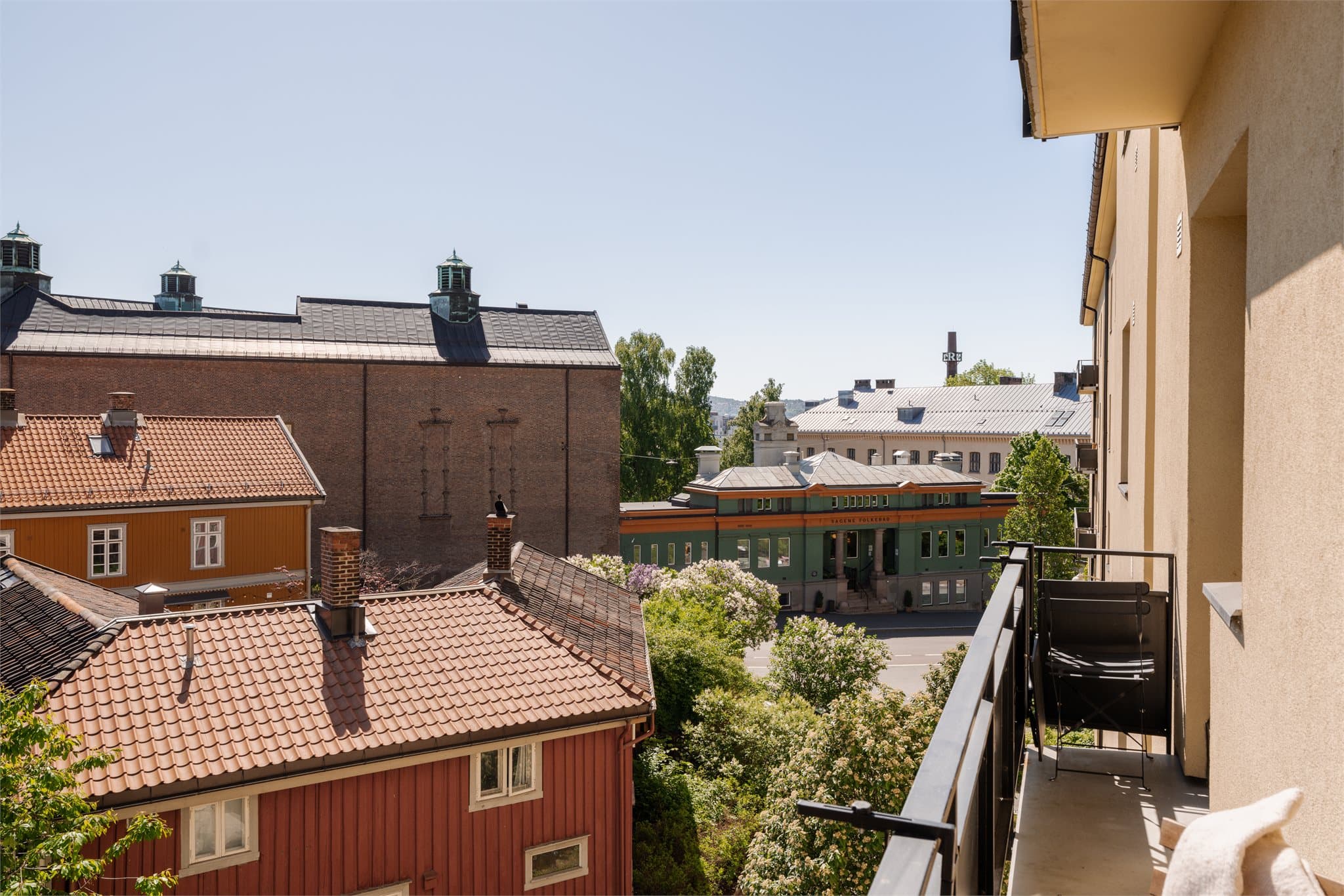 Fra brannbalkongen har du utsyn mot Torshov. Beliggenheten er skjermet og rolig, med Akerselva som nærmeste nabo.