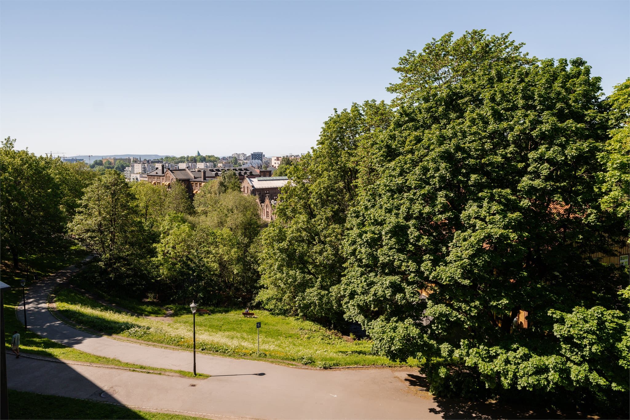Utsikt mot de grønne omgivelsene langs Akerselva, som ligger like ved eiendommen.