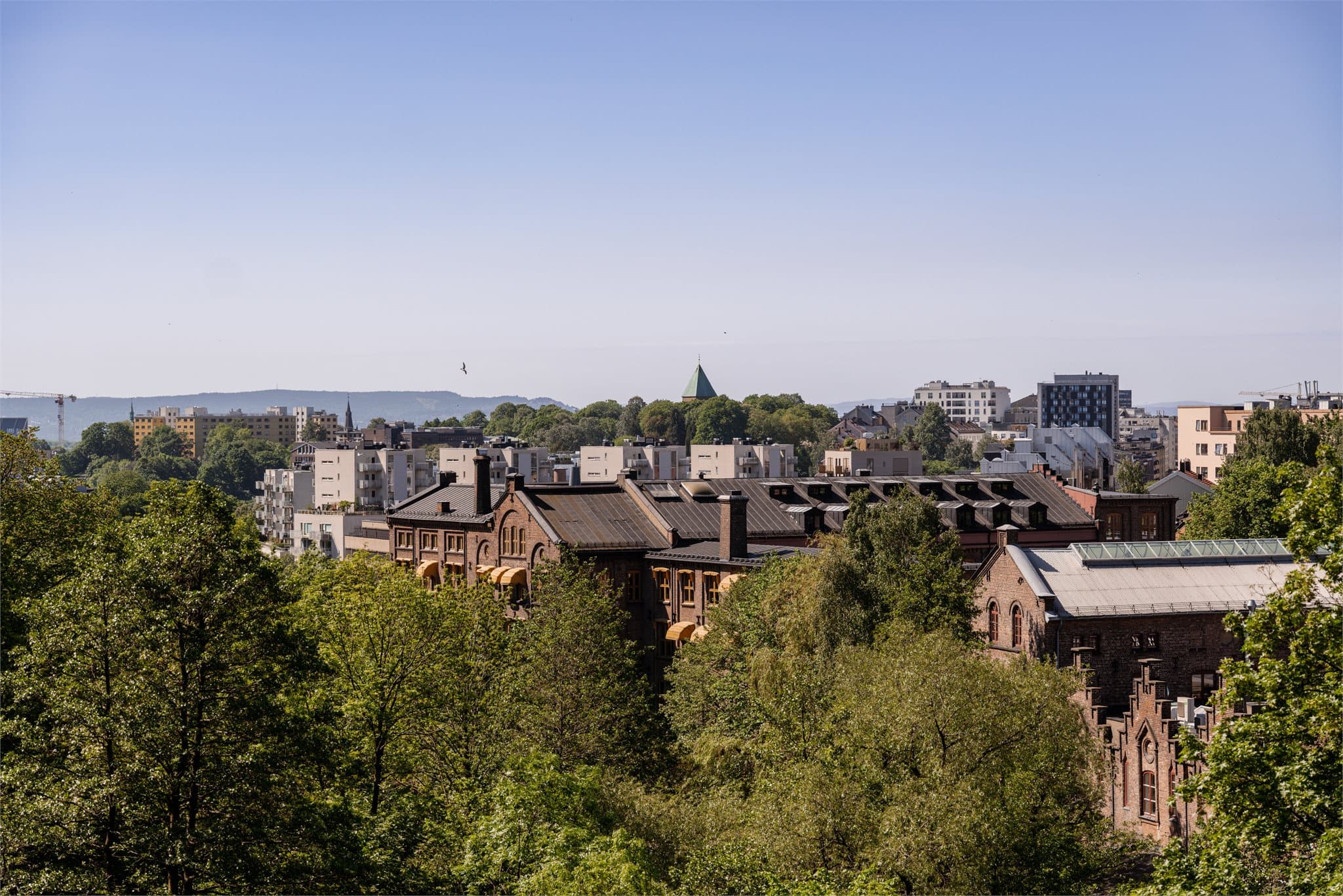 Her ser man også bygget til Wallmans, og videre mot bl.a. parken på Alexanders Kiellands plass og Nesodden i det fjerne.