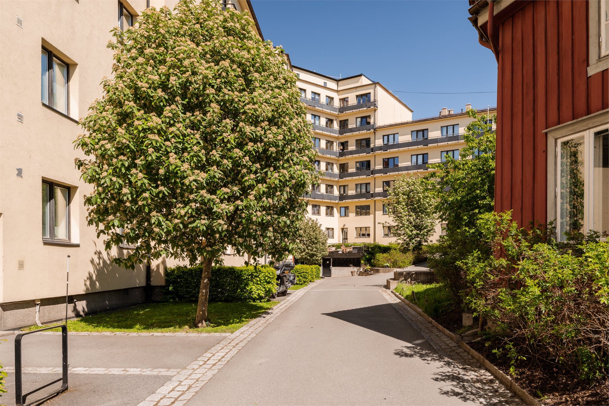 En rolig og tilbaketrukket beliggenhet, skjermet fra trafikk og støy.