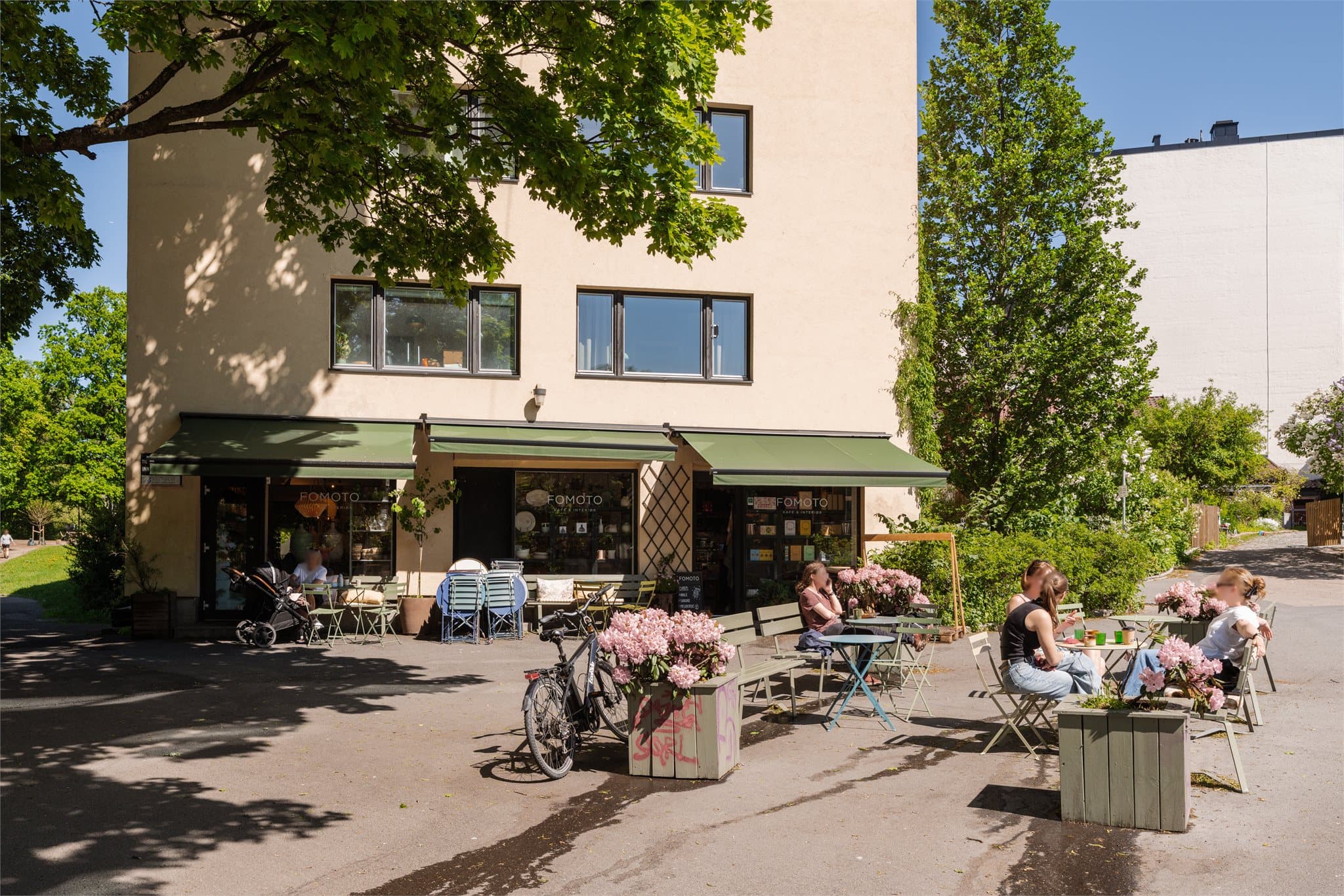 I samme bygg ligger den populære kafeen Fomoto, kjent for sine vafler og kaffe.
