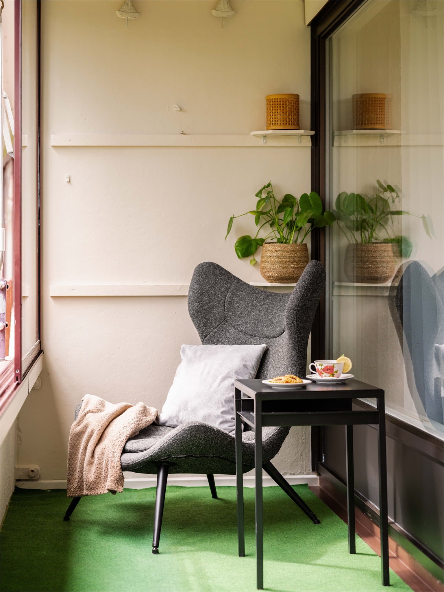 Balkongen har god plass til utemøbler og beplantning, slik at den enkelt kan innredes som en hyggelig uteplass.