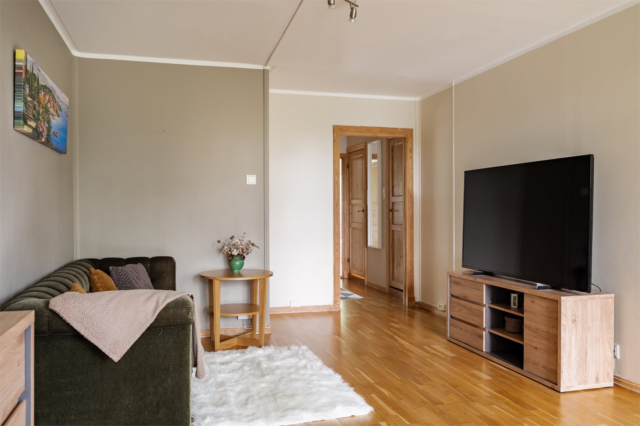 Her er det god plass til TV-møblement og sofagruppe, med gode møbleringsmuligheter som gjør det enkelt å skape en komfortabel og innbydende stue.