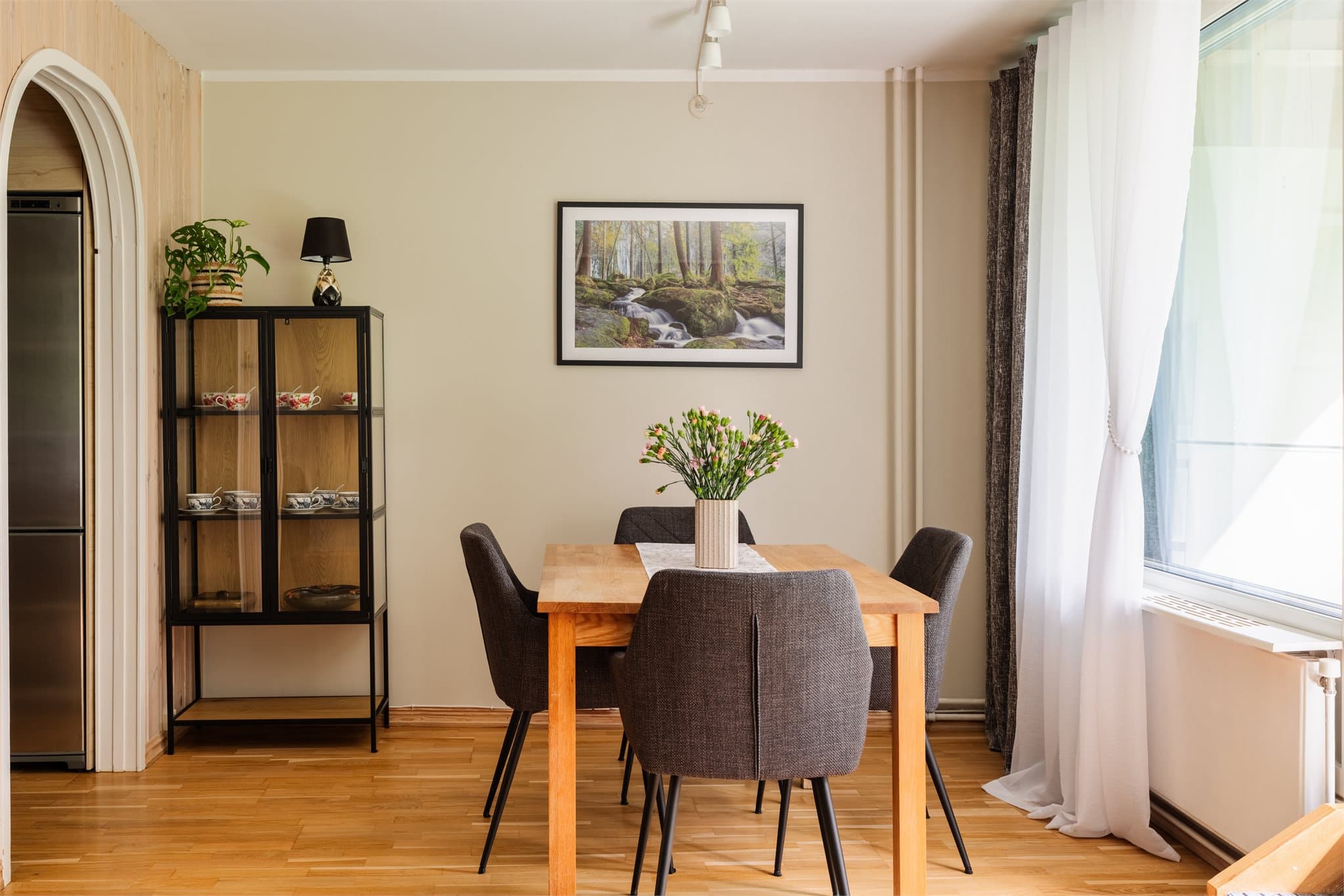 Det er god plass til spisebord, perfekt for hyggelige sammenkomster med venner og familie.