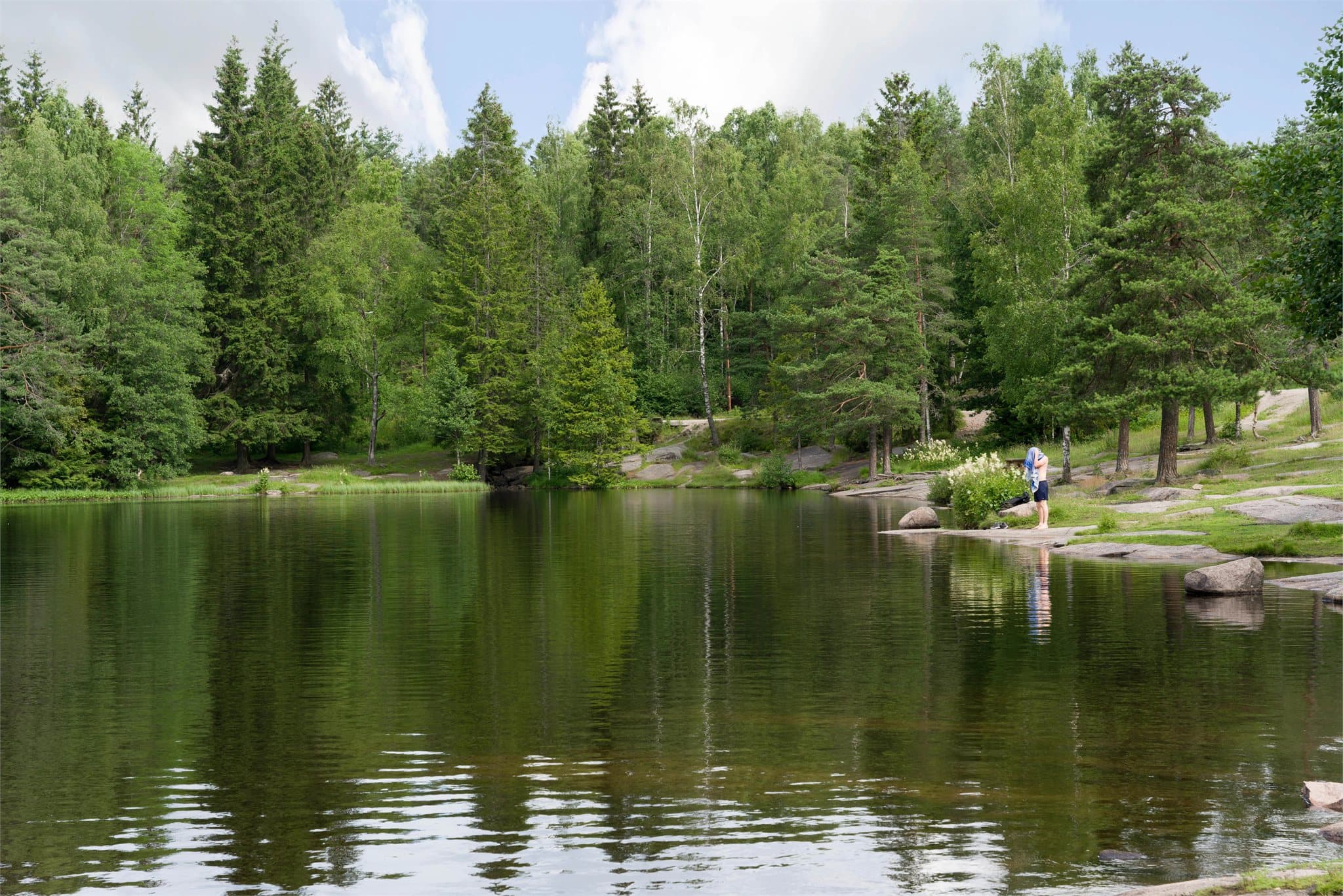 Badedammen er et populært utfartsmål i nærområdet, perfekt for bading, avslapning og å nyte de varme sommerdagene i naturskjønne omgivelser.