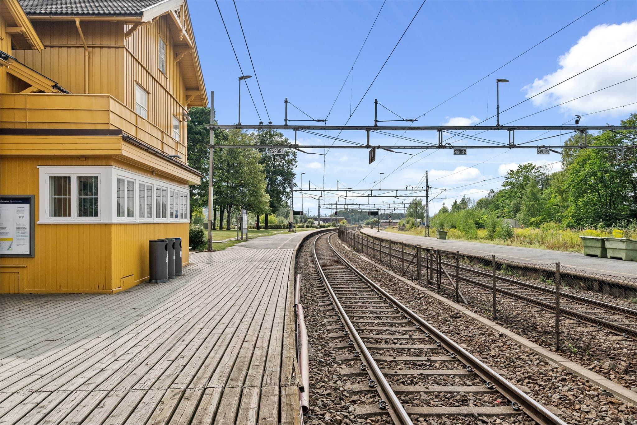 Grorud stasjon ligger i nærområdet og tilbyr gode togforbindelser, som gir enkel og effektiv pendling til sentrale deler av Oslo og omkringliggende områder.