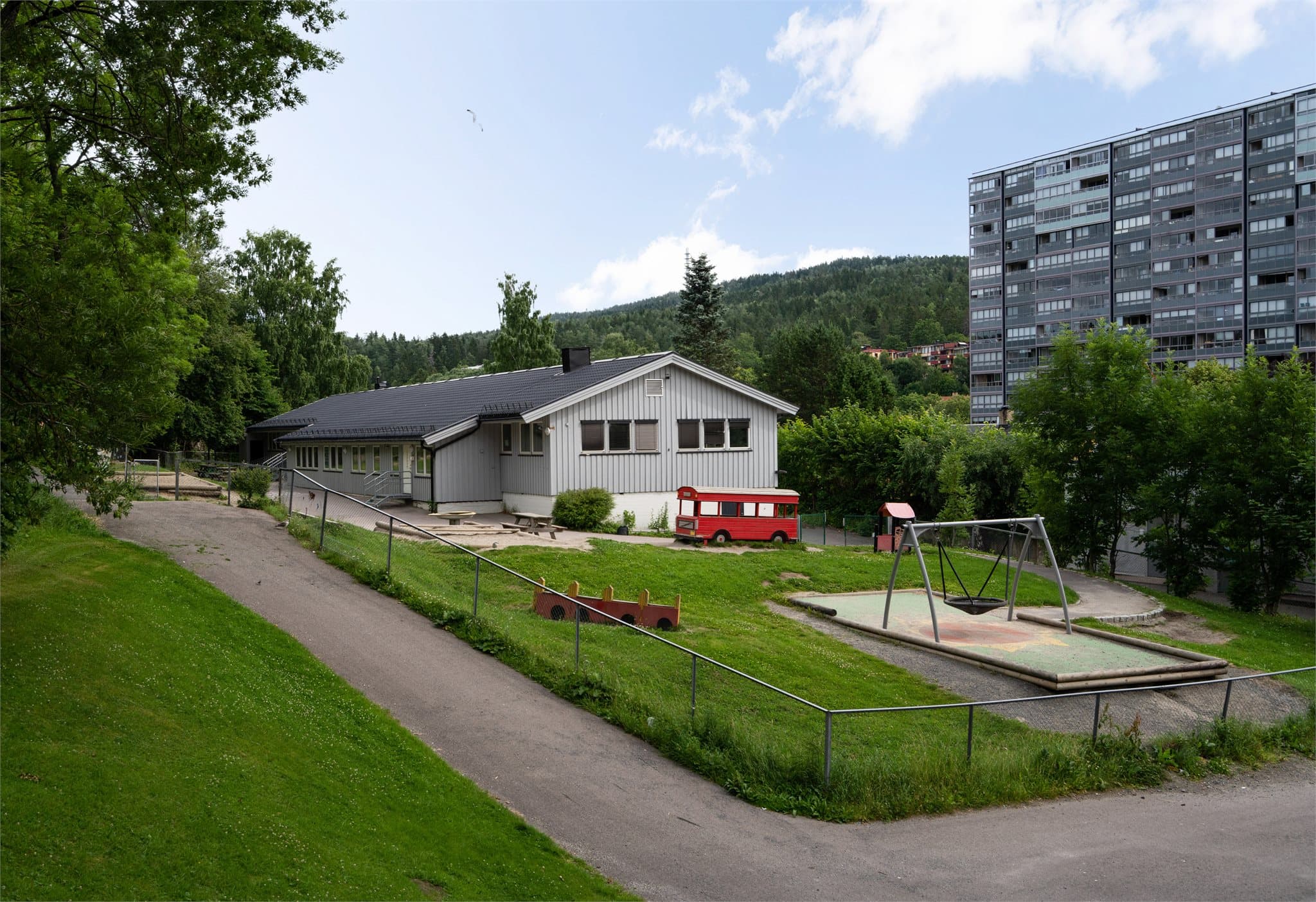 Ammerudgrenda barnehage ligger like i nærheten, noe som gjør hverdagslogistikken enkel og praktisk for familier med små barn.