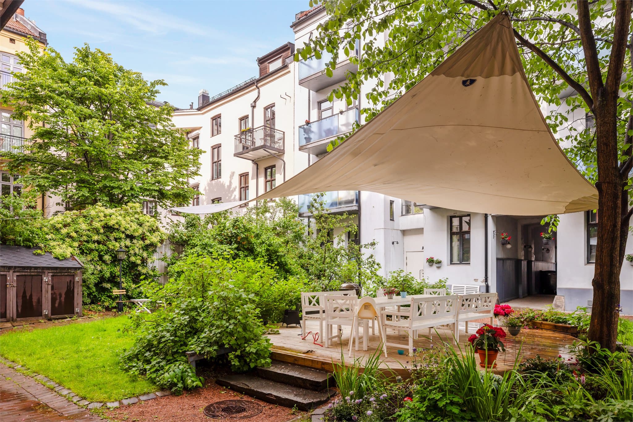 Sameiet har en frodig og skjermet bakgård med felles sittegrupper.