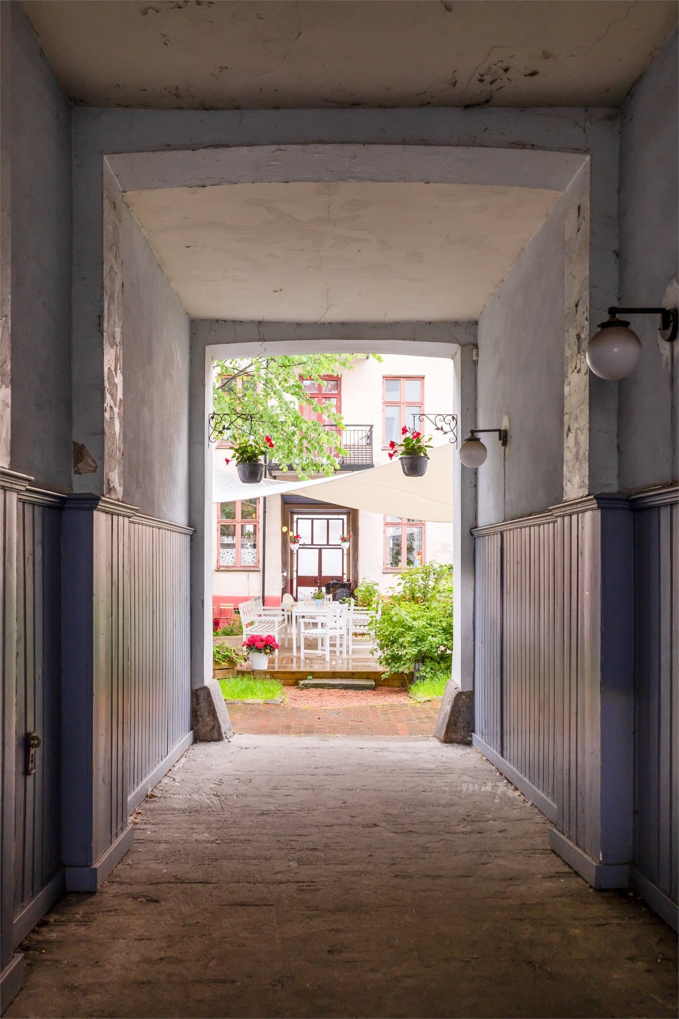 Portrommet leder inn til den hyggelige, felles bakgården.