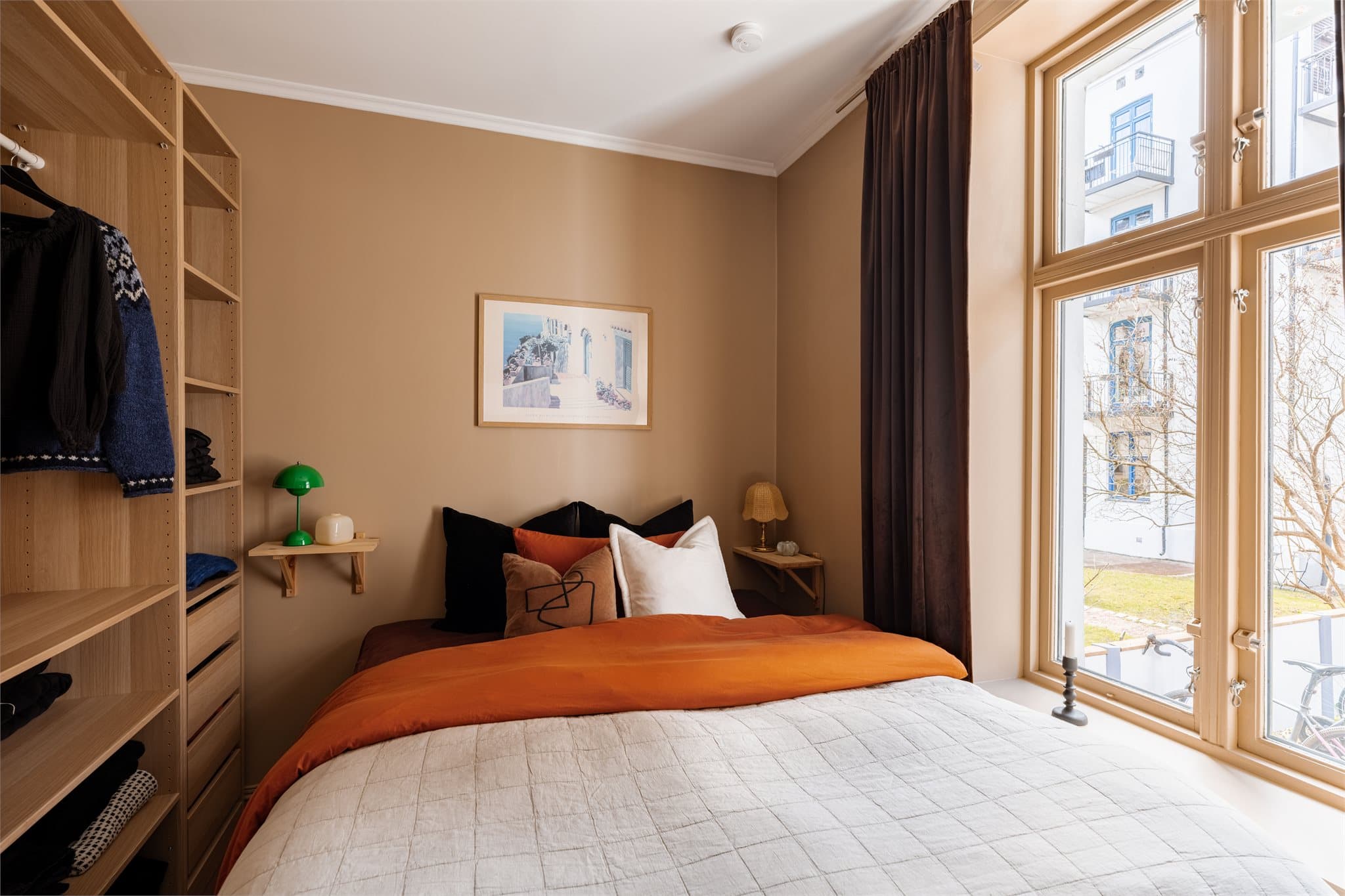 Soverommet vender mot den rolige, felles bakgården og har store, klassiske vinduer.