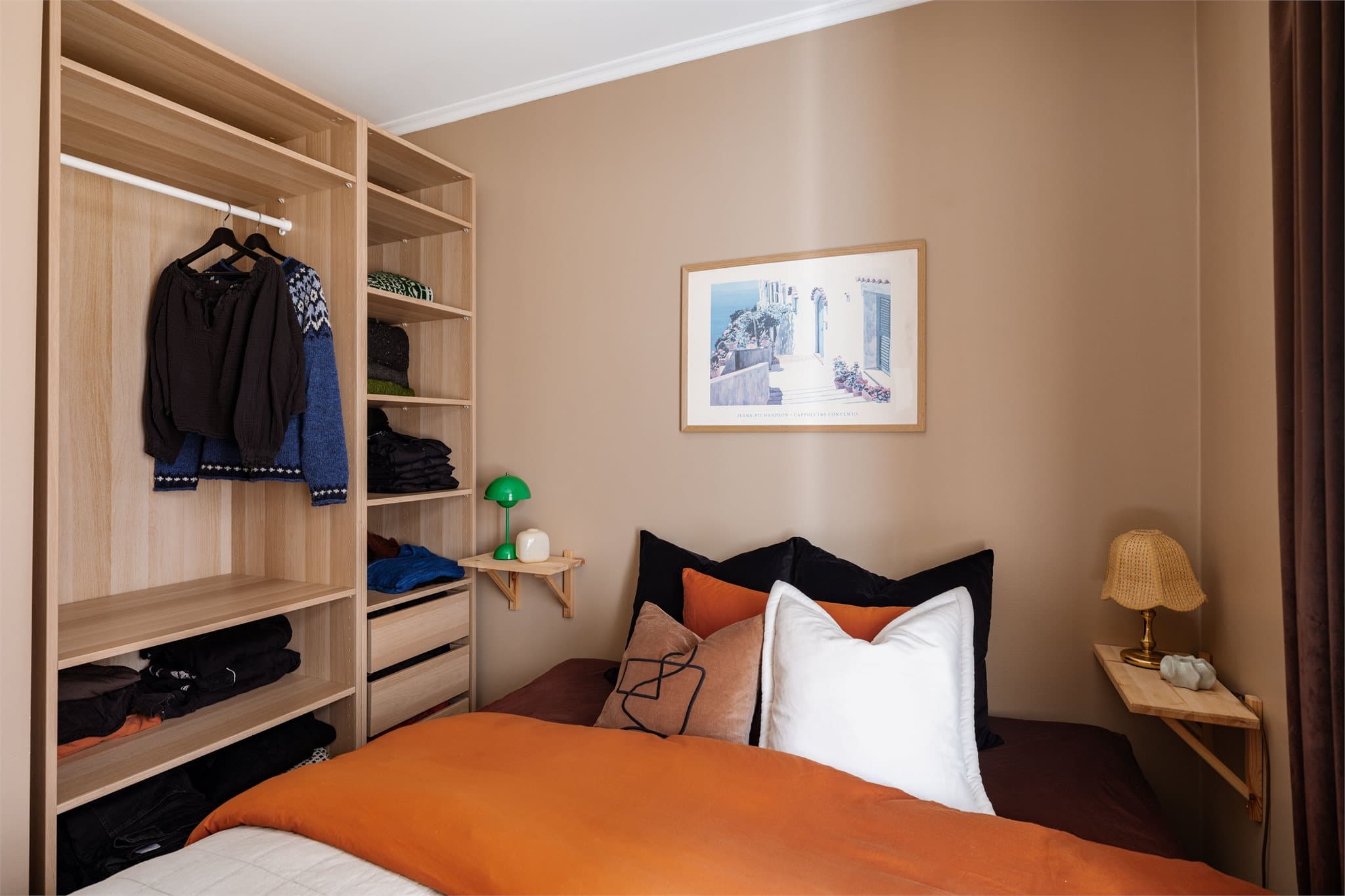 Rommet har plass til en garderobeløsning som gir rikelig med oppbevaring.