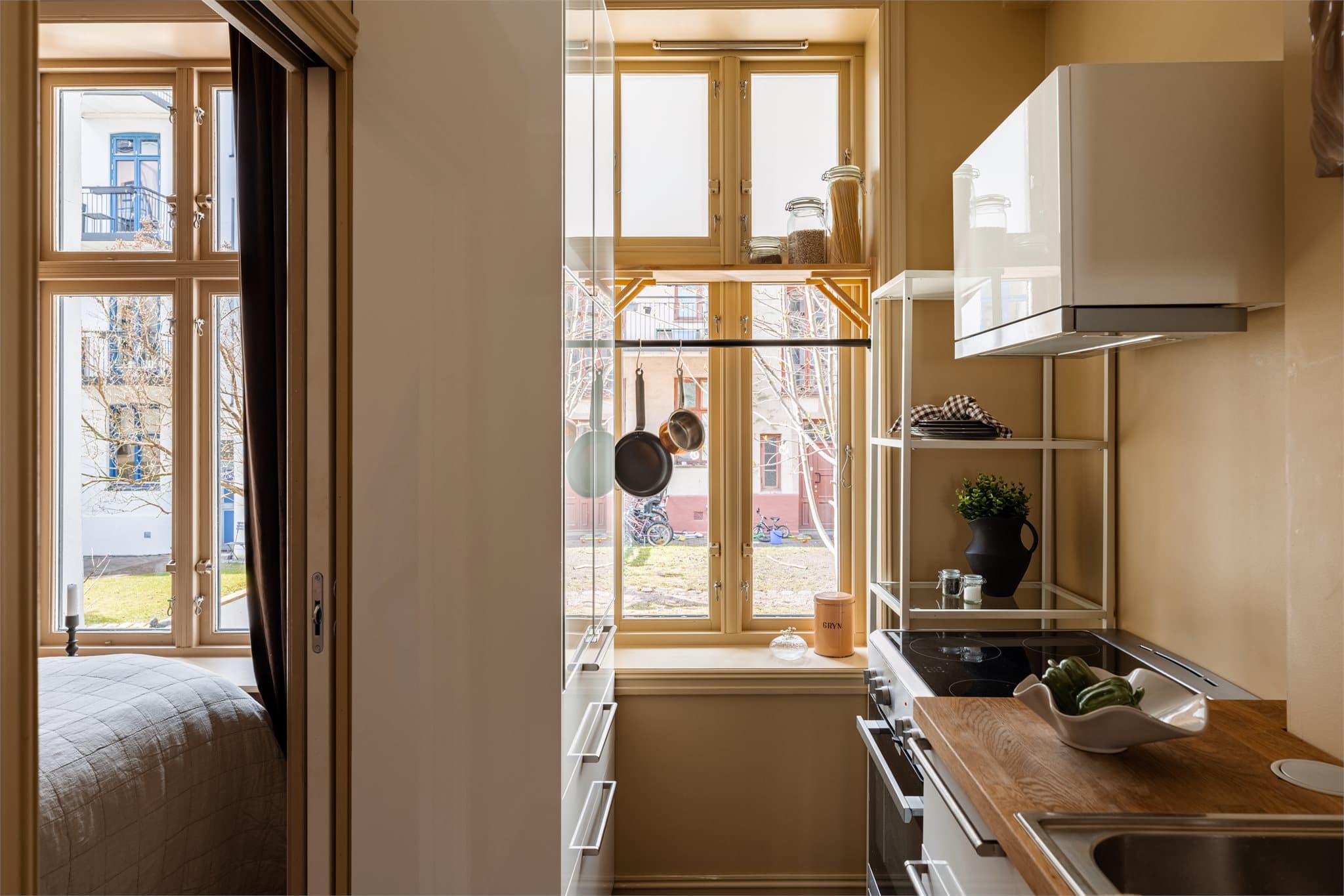 Kjøkkenet er praktisk innredet med frittstående hvitevarer og ventilator med kullfilter.