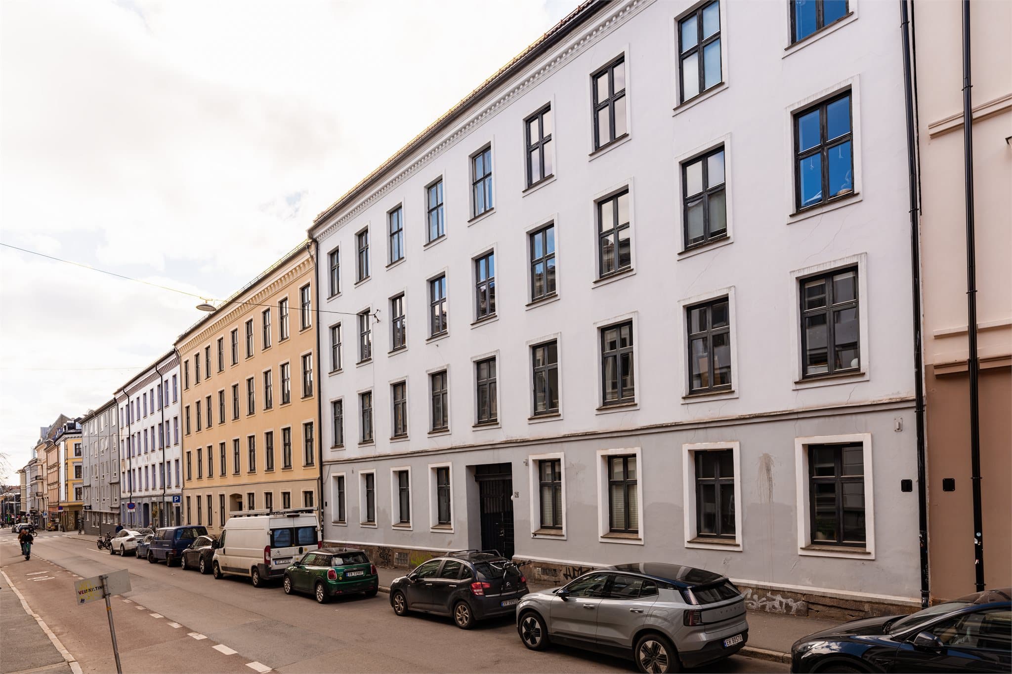 Eiendommen ligger sentralt på Grünerløkka, med kun tre minutters gange til Olaf Ryes plass og trikken.