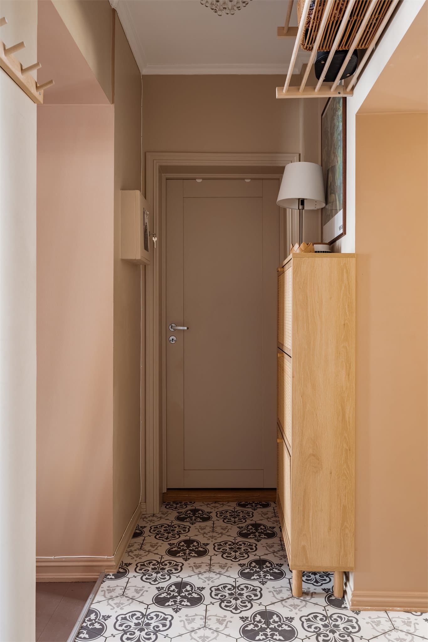 Innbydende entrè med plass til oppbevaring. Varmekabler i gulv.