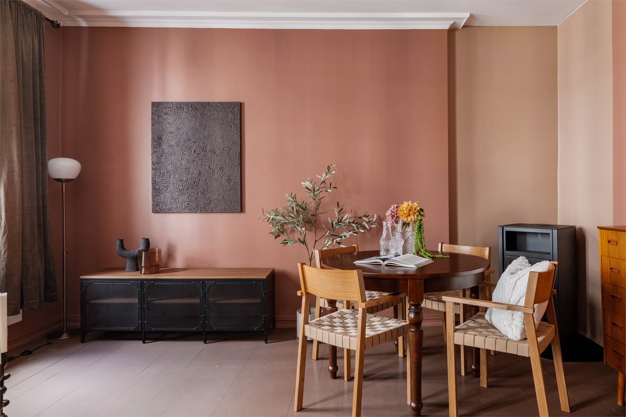 Stuen har god plass til både sofagruppe og en egen spiseplass.