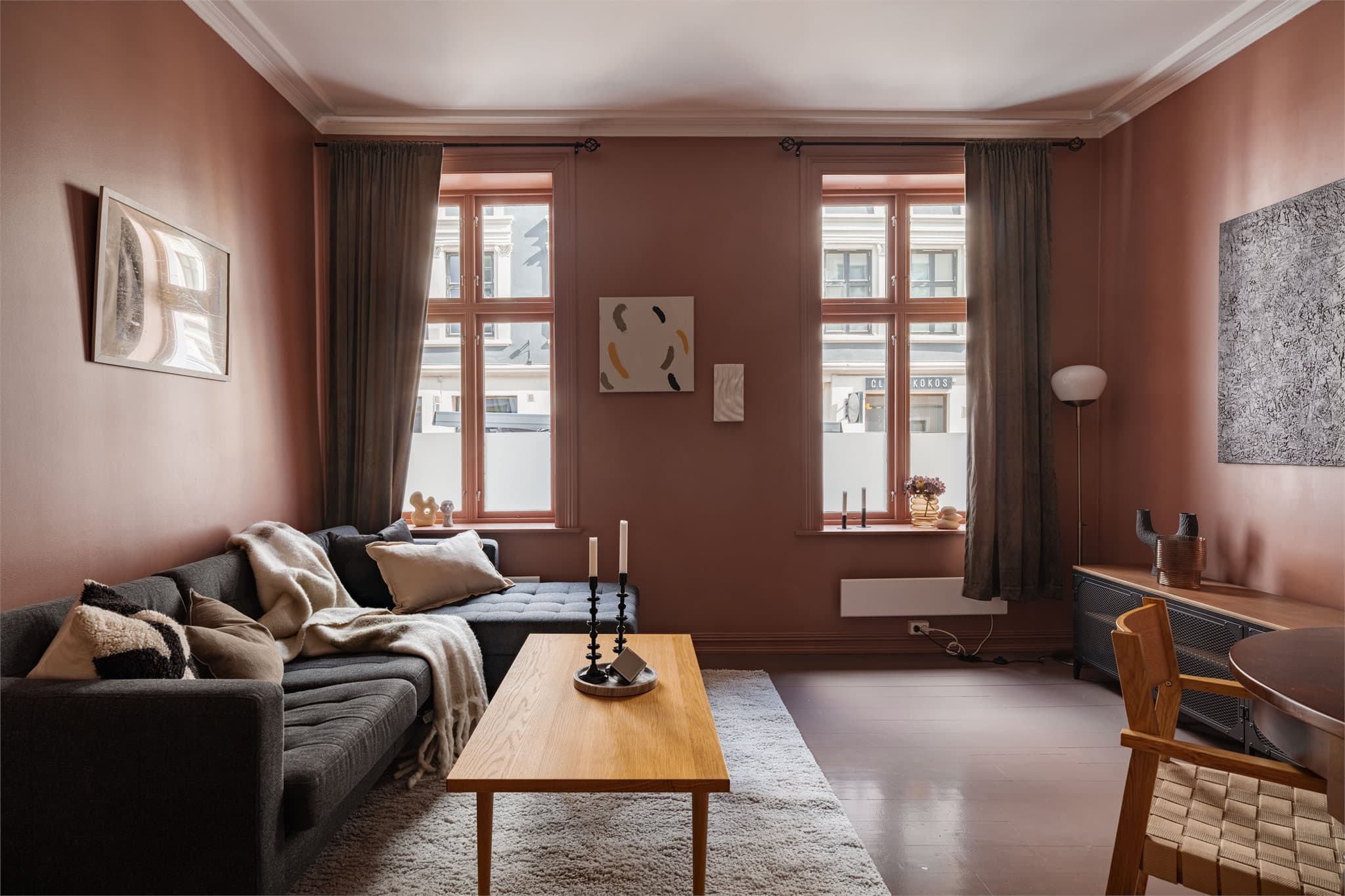 Gulvet i stuen er av furu, som gir en varm og klassisk karakter til rommet.