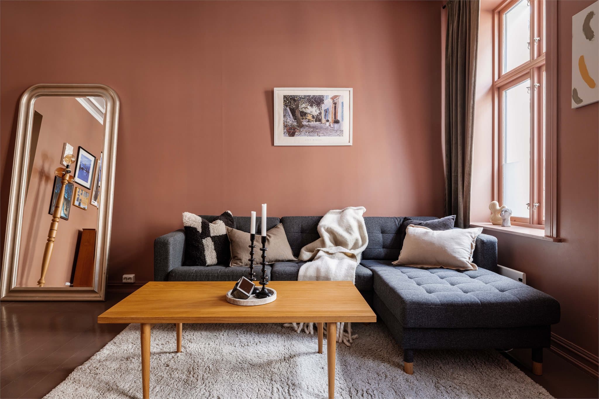 God takhøyde, dype karmer og store vinduer.