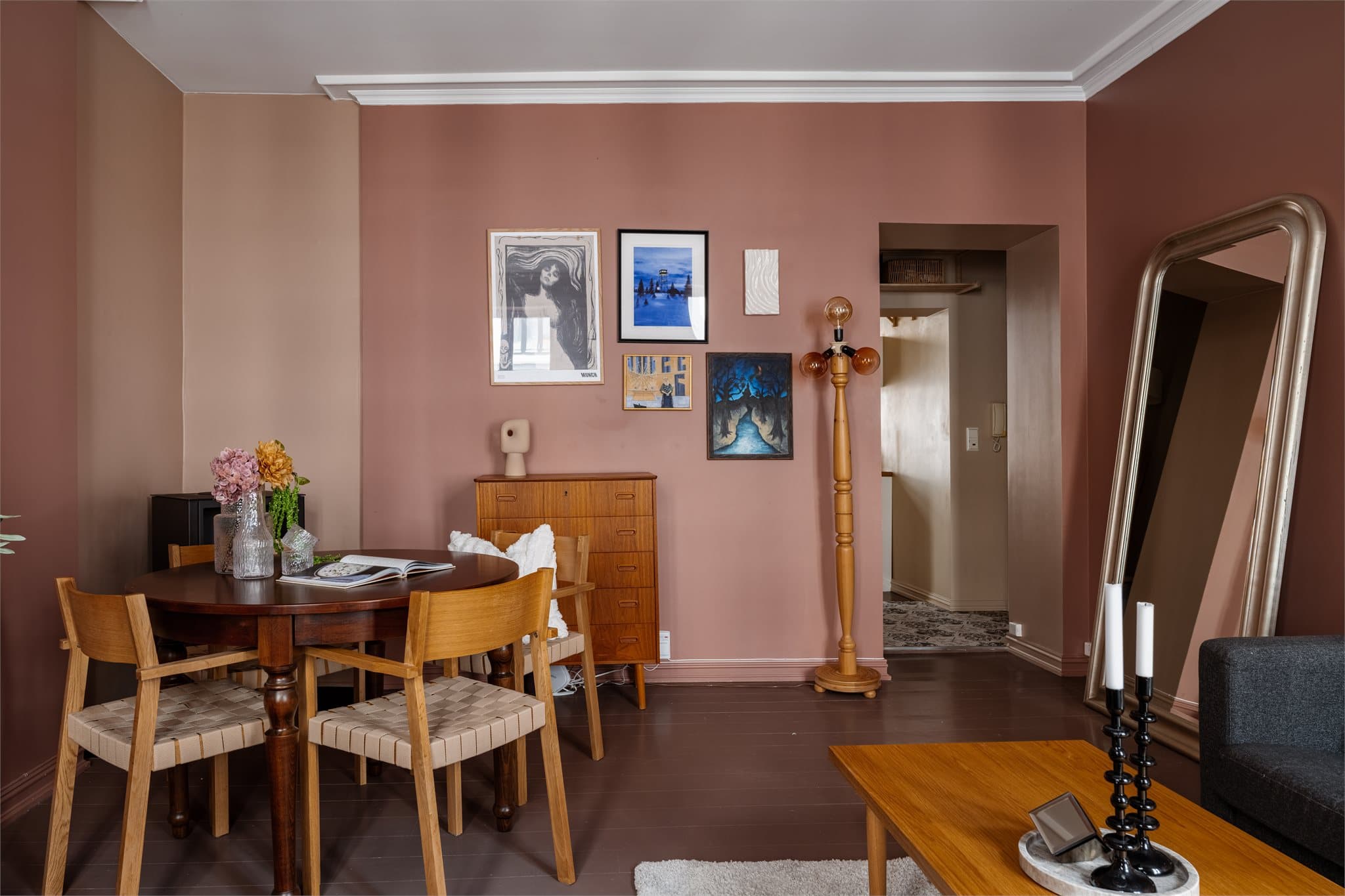 Fra stuen er det en åpen forbindelse mot entréen, noe som skaper en god romfølelse.