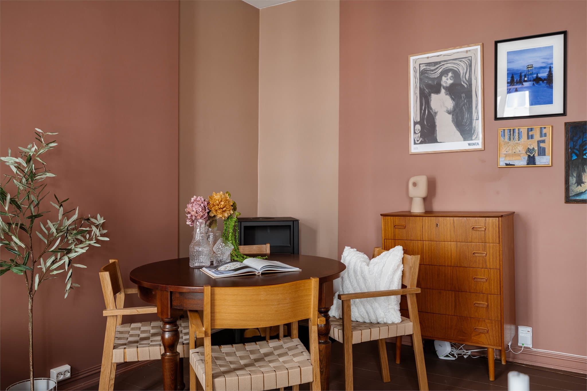 I hjørnet av stuen er det en vedovn som gir ekstra varme på kalde dager.