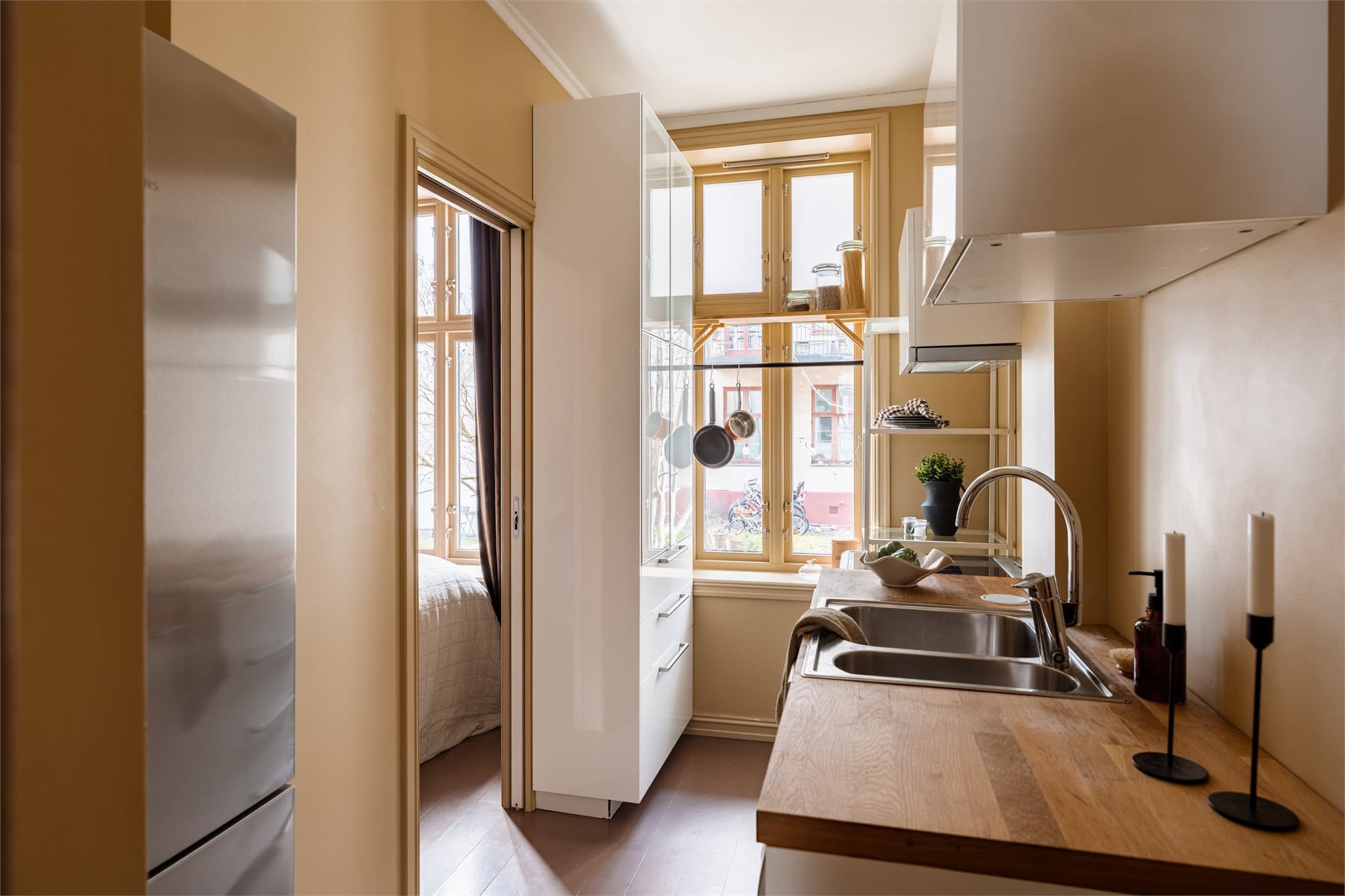 Her er det opplegg for oppvaskmaskin og god utnyttelse av plassen.