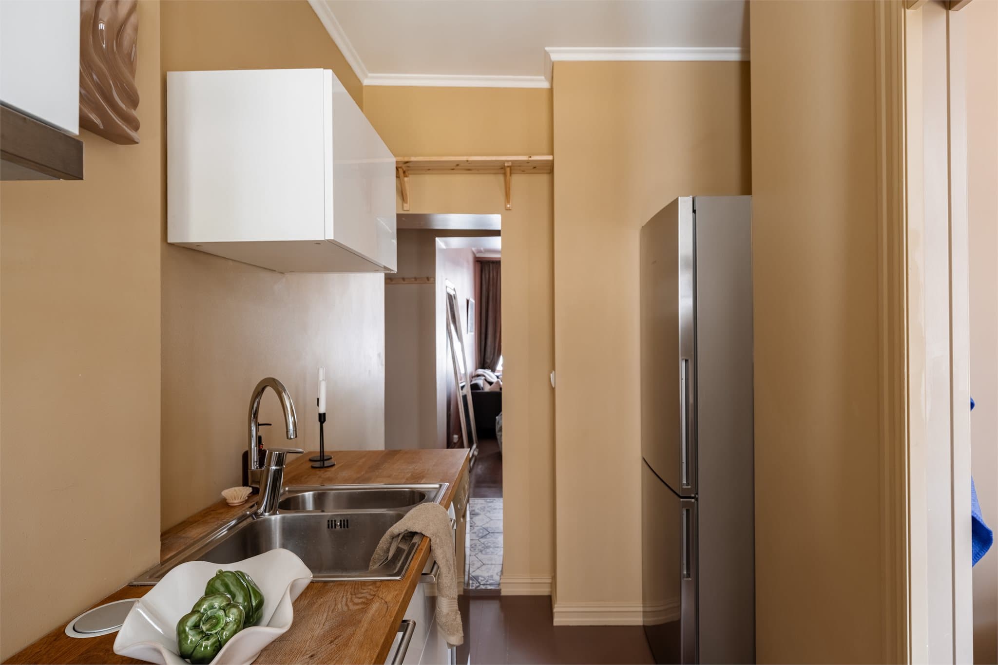 Kjøkkenet ligger praktisk til i leiligheten, med kort vei til både stue og soverom.