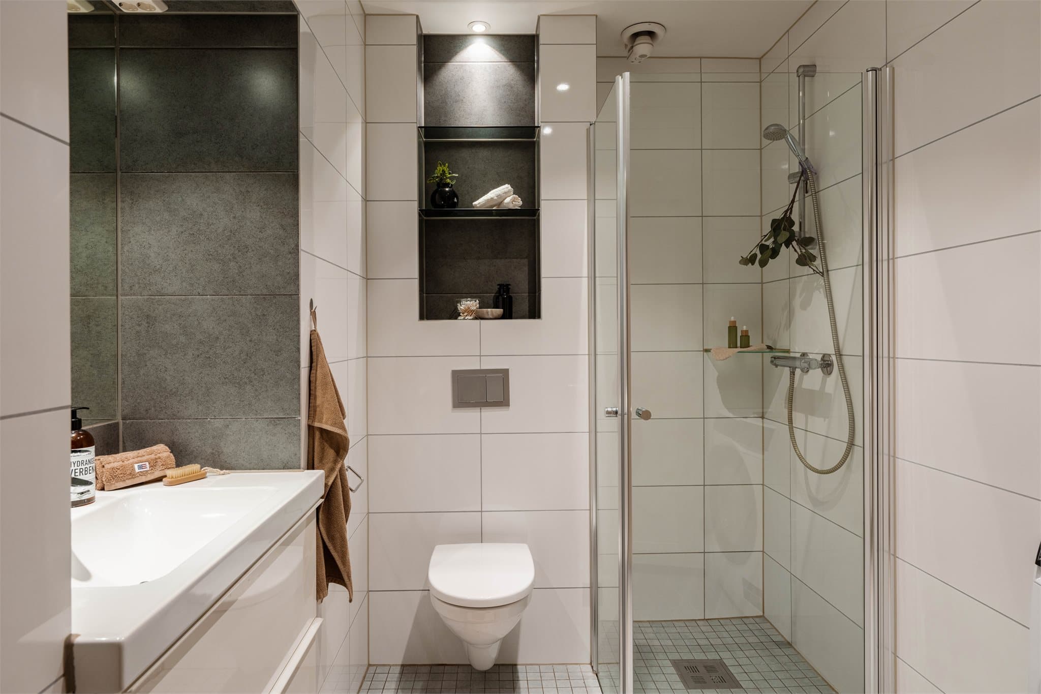 Badet ble oppgradert i 2014 og har flislagte overflater, elektriske varmekabler og opplegg for vaskemaskin.