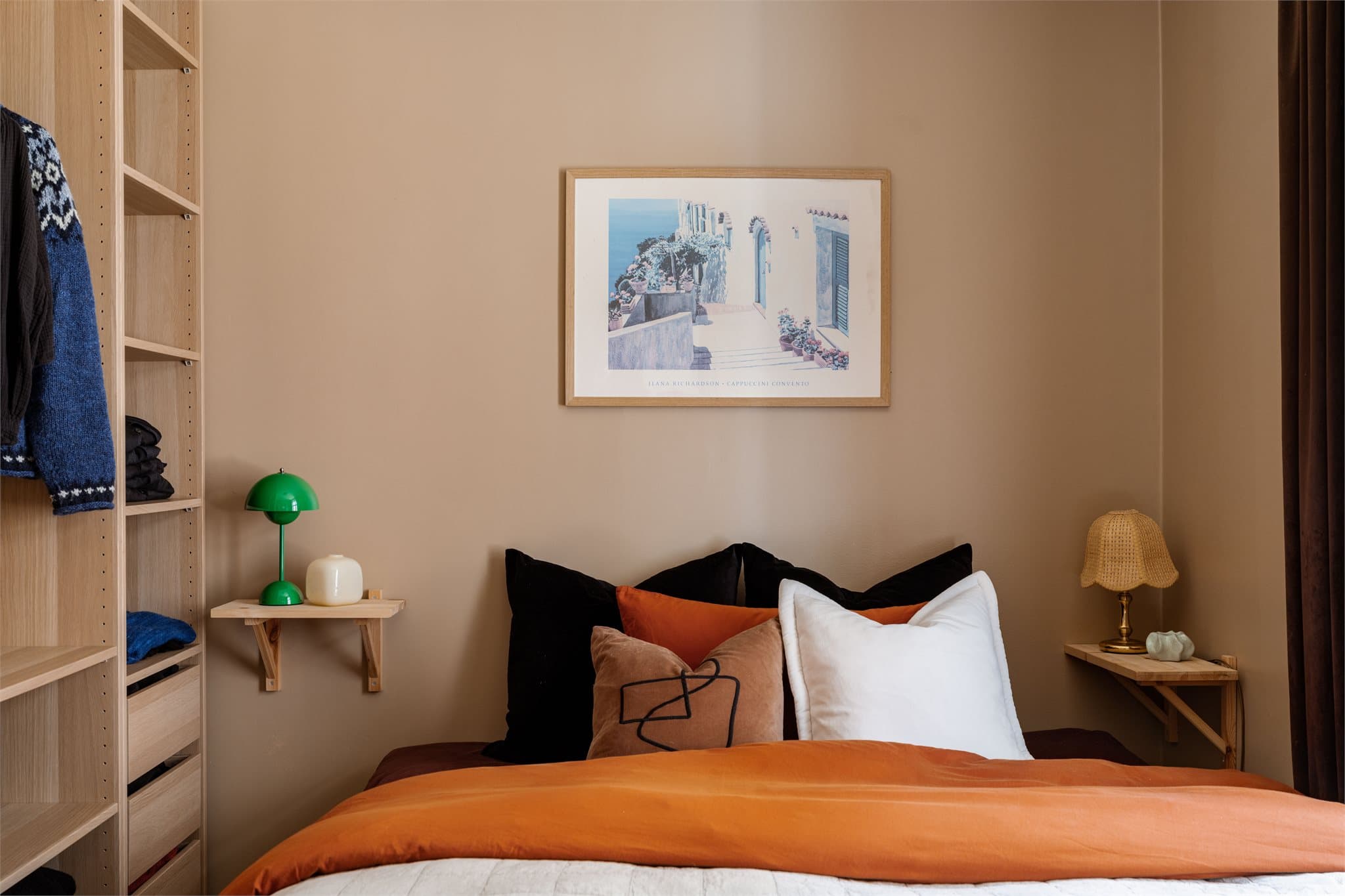 Et rolig og lunt soverom med plass til dobbeltseng og nattbord.