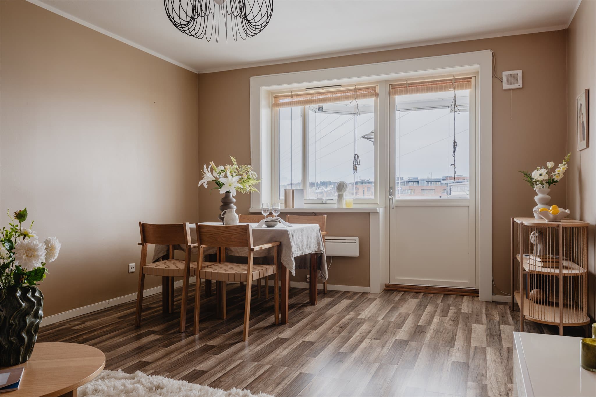 Stuen er romslig med naturlig soneinndeling og rikelig med dagslys.