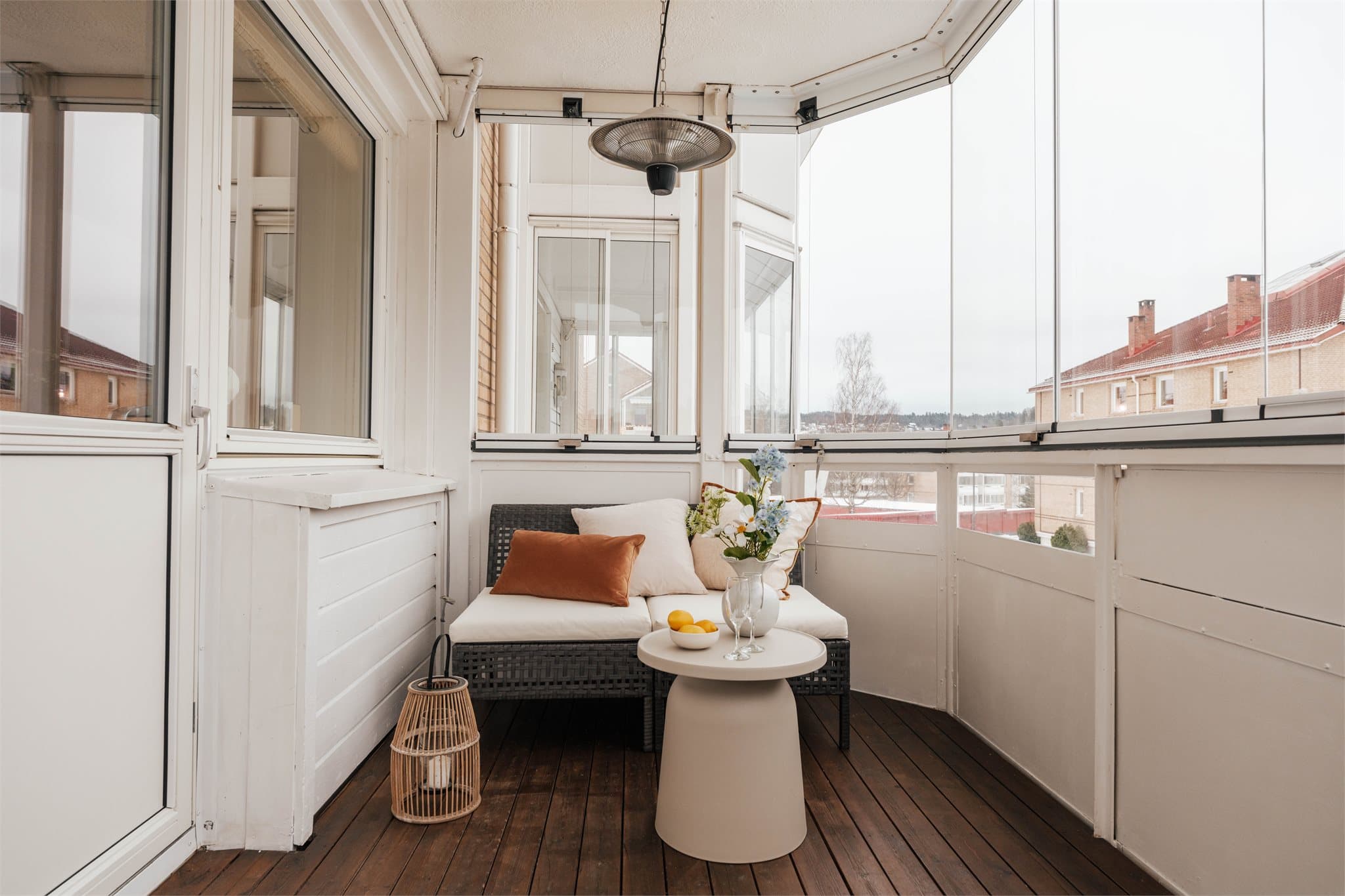 Leiligheten har en romslig balkong på 7 kvm. En innglasset balkong gir en ekstra romfølelse og øker livskvaliteten ved at man kan oppholde seg på balkongen i all slags vær.