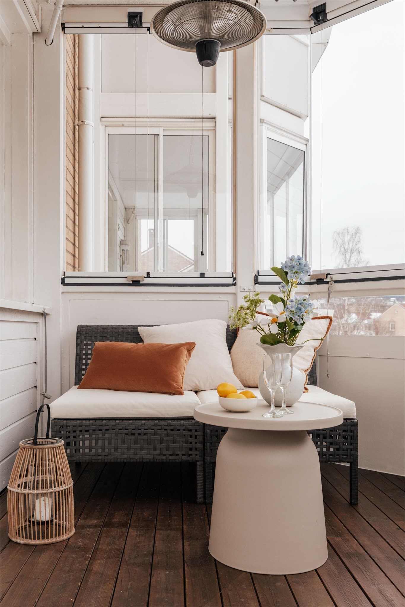 Deilige sommerdager kan nytes på den sørvestvendte balkongen, som fungerer som en naturlig forlengelse av stuen.