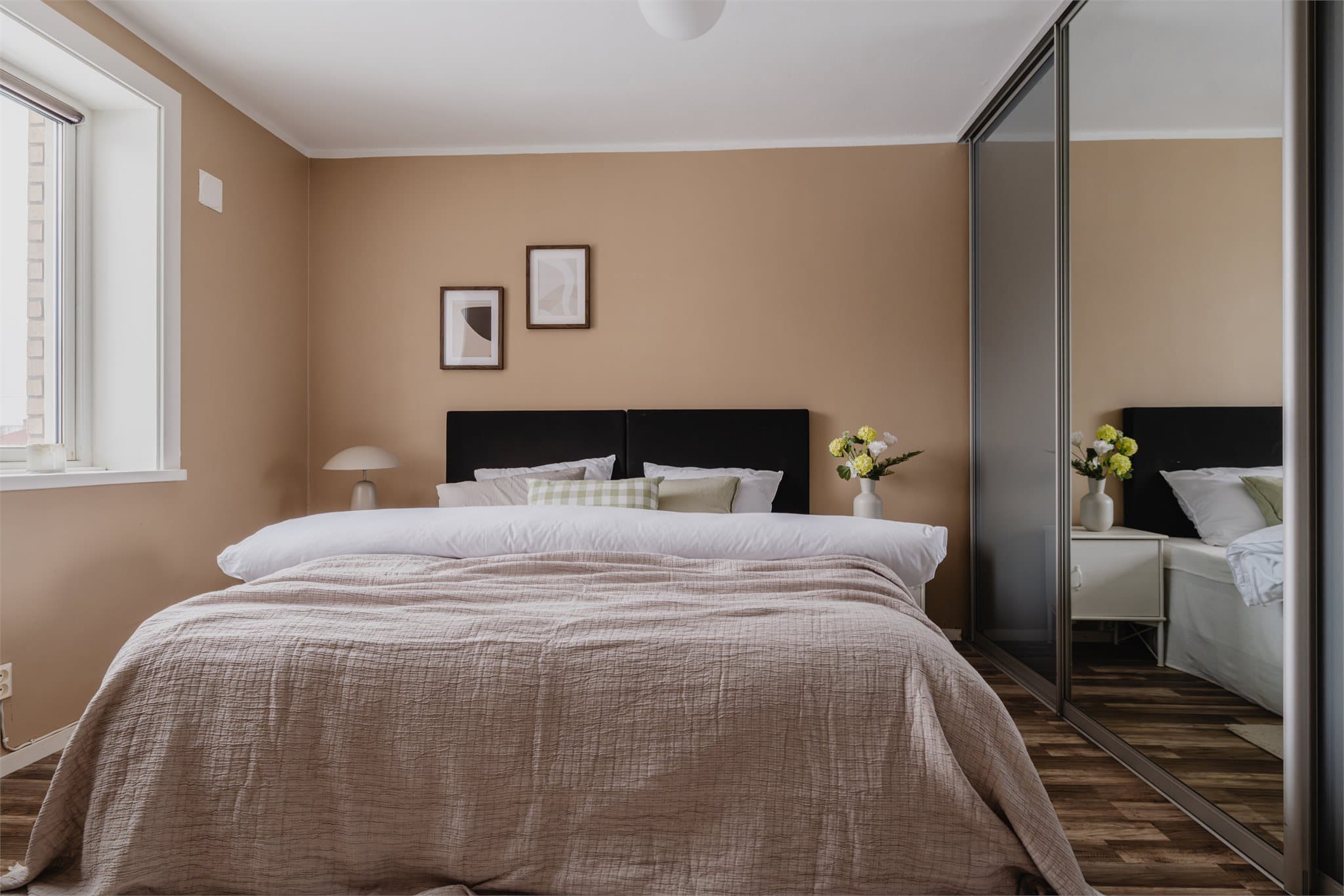 Soverommet er innbydende med mye naturlig lys.