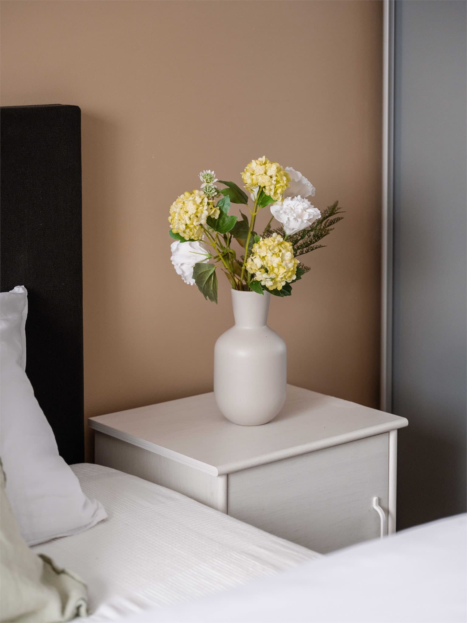 En harmonisk fargepalett er valgt med omhu, og en god natts søvn kan nytes i stor dobbeltseng.