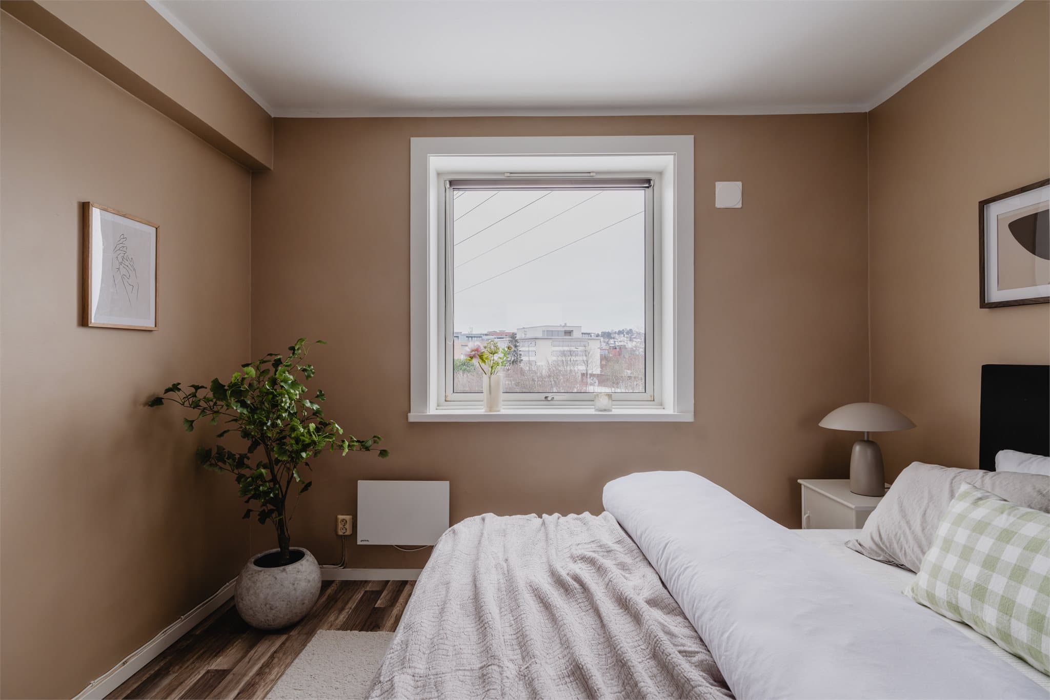 Et praktisk rom med god plass til det du måtte trenge. Kanskje en skrivepult for hjemmekontoret?