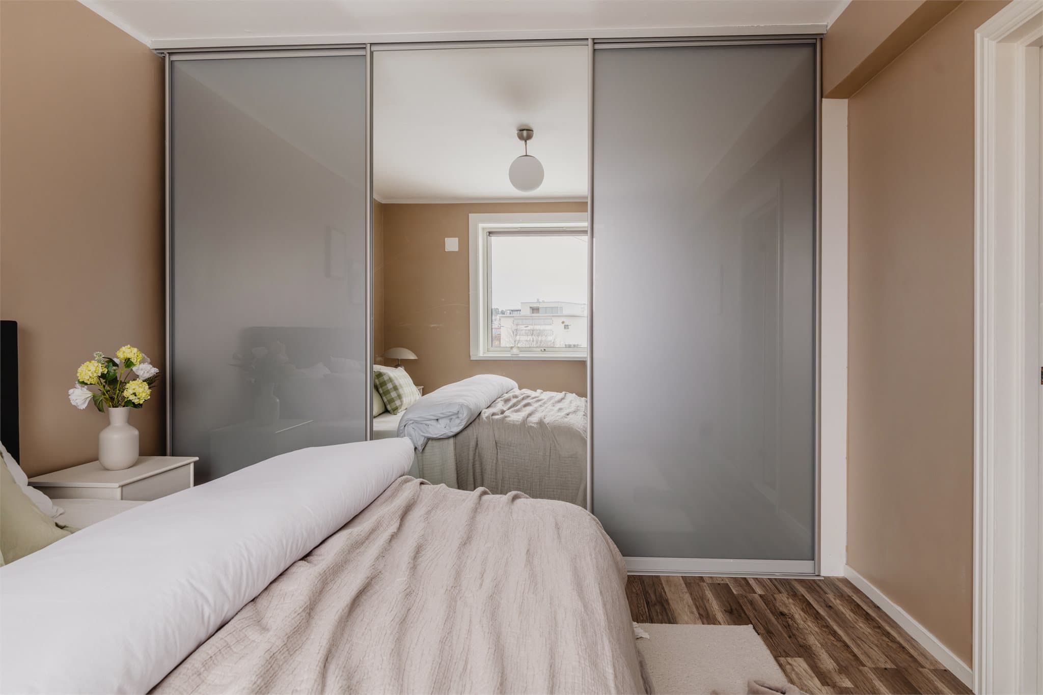 En romslig skyvedørsgarderobe gir svært god lagringsplass.