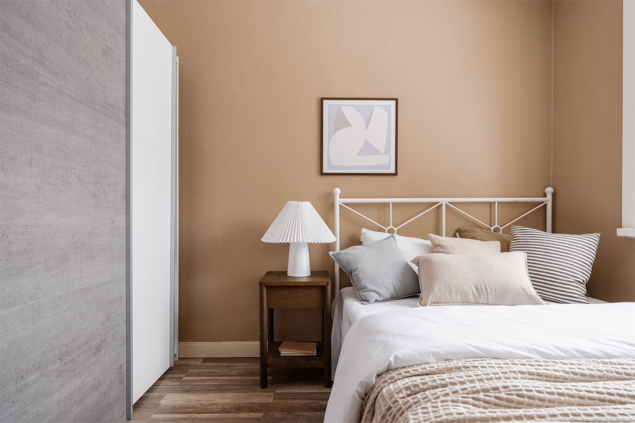 Her er det plass til en liten dobbeltseng og nattbord å siden.