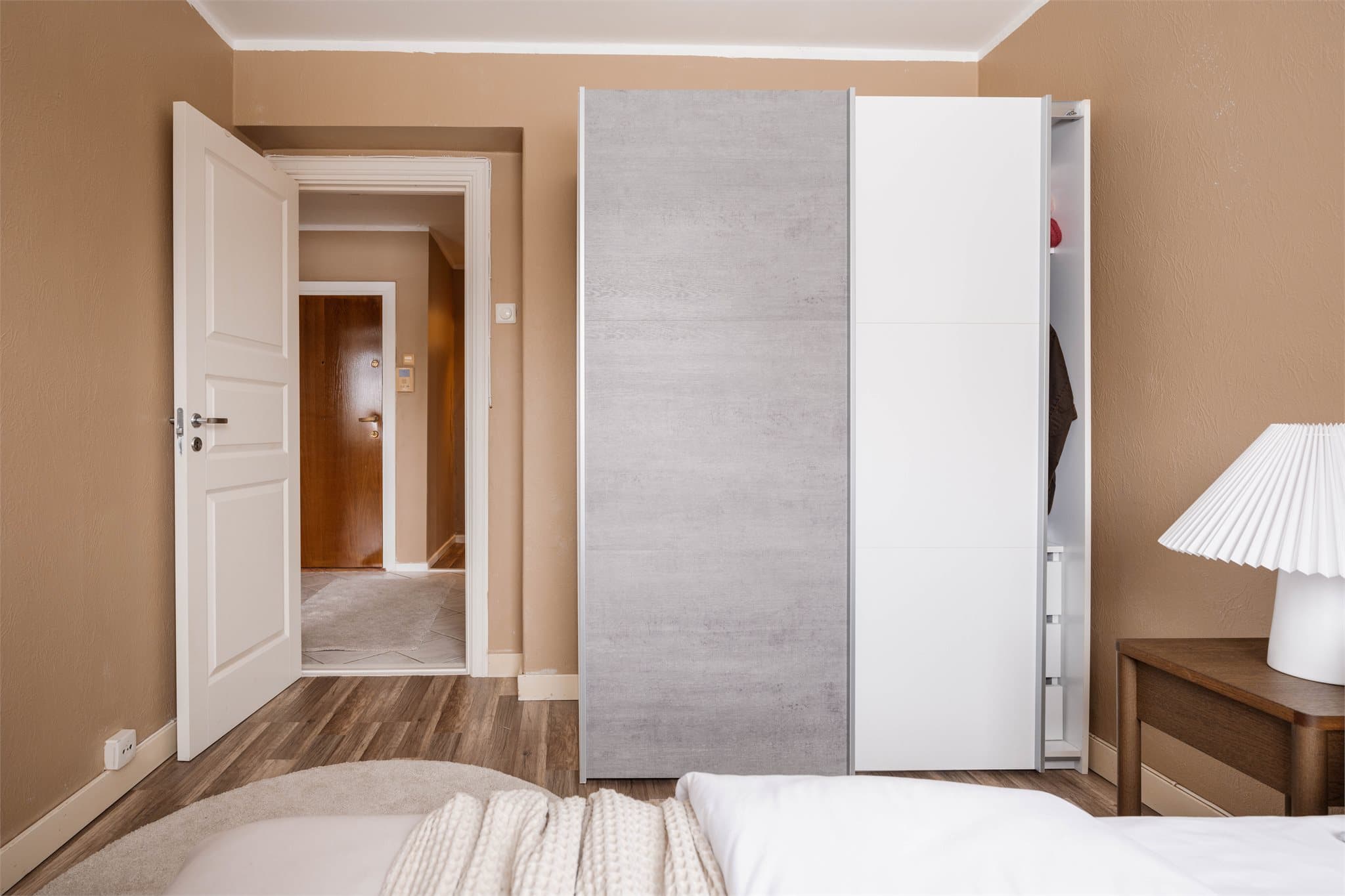 Et praktisk garderobeskap sørger for plass til både klær og sko.