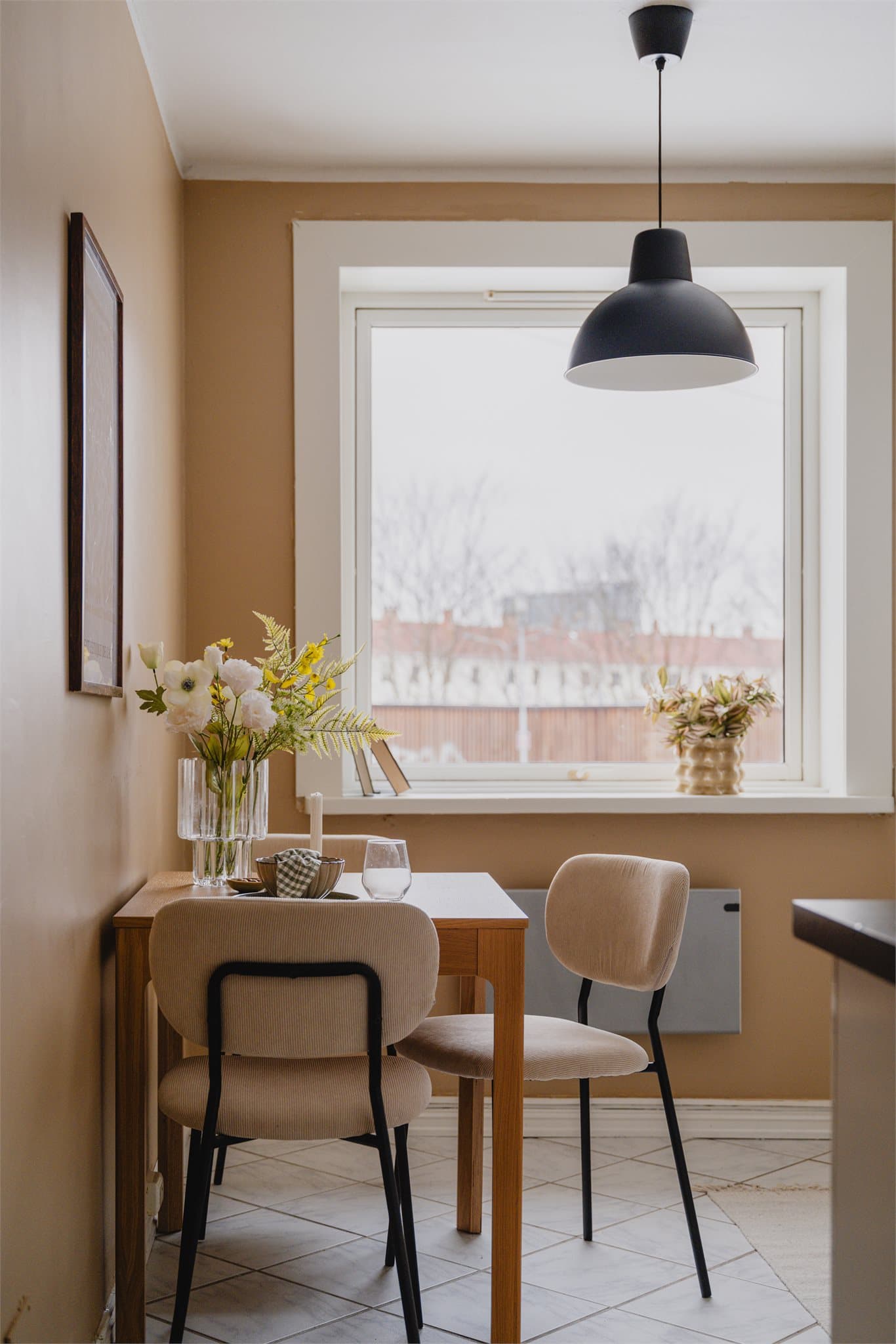 En hyggelig frokostplass hvor morgenkaffen kan nytes i fred.