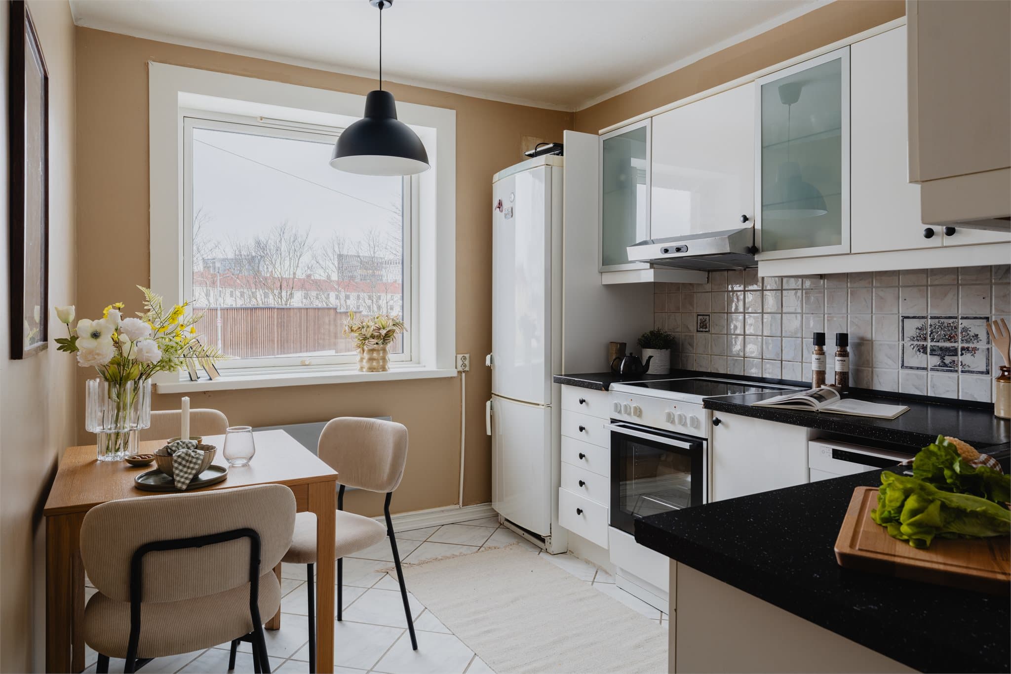 Kjøkkenet er innholdsrikt med mye oppbevaringsplass i både skuffer og skap.