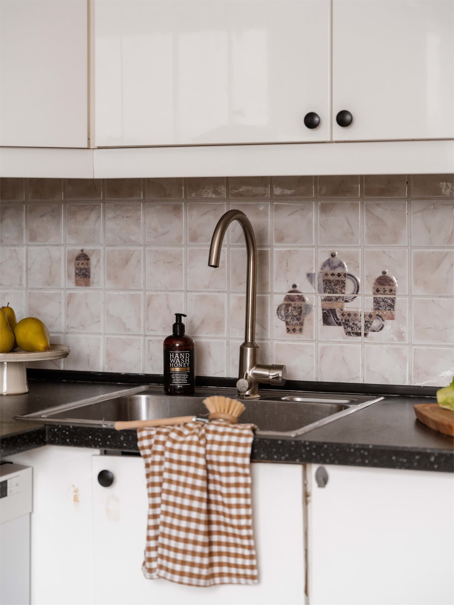 Fliser over benkeplaten gjør det enkelt å holde det rent.