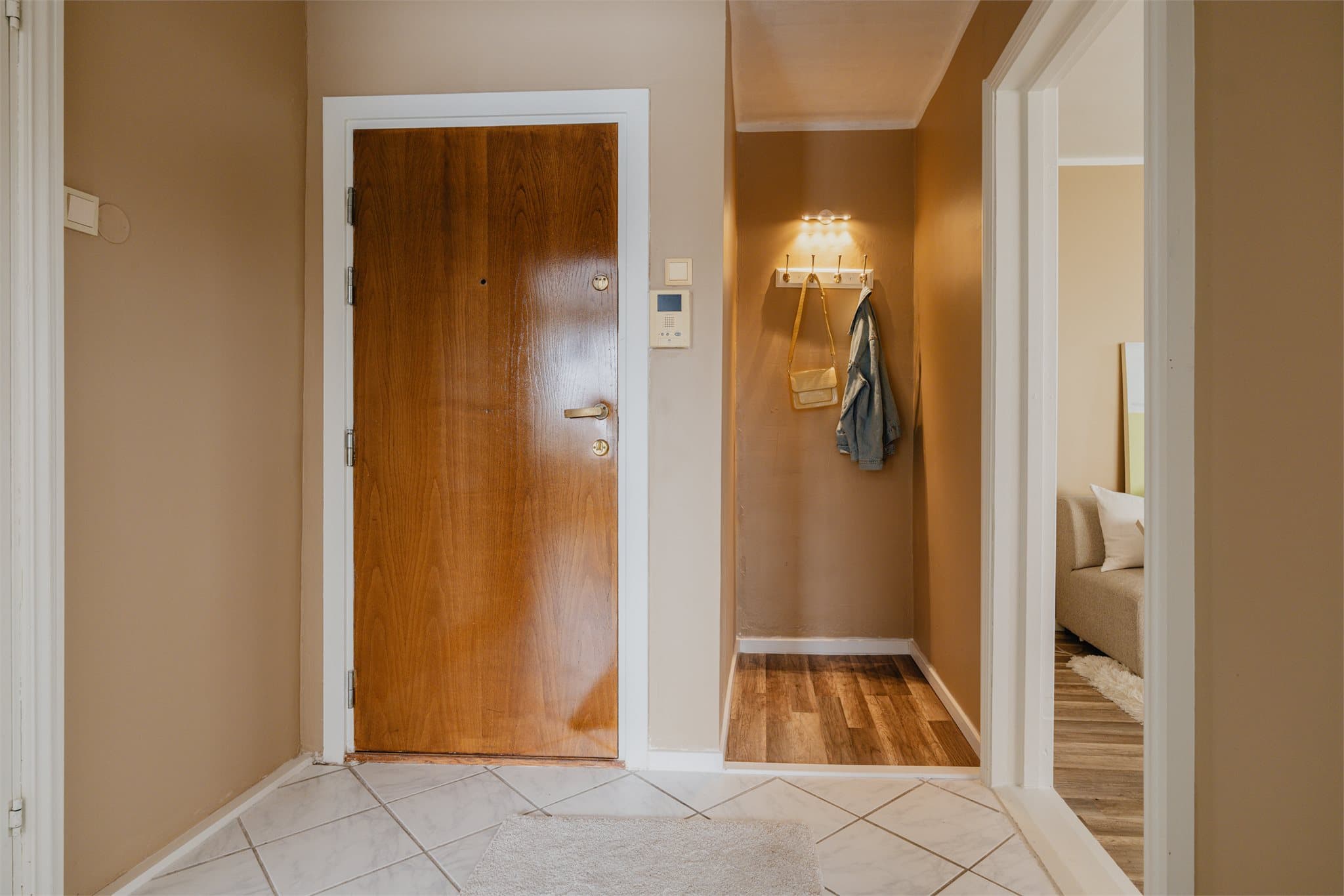 Velkommen hjem! Praktisk nisje for oppbevaring av yttertøy og sko.