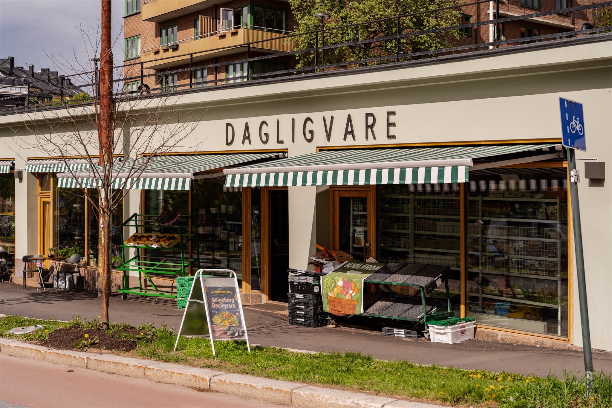Hverdagen forenkles med flere dagligvarebutikker i nabolaget, som Coop Prix og søndagsåpne Bunnpris.